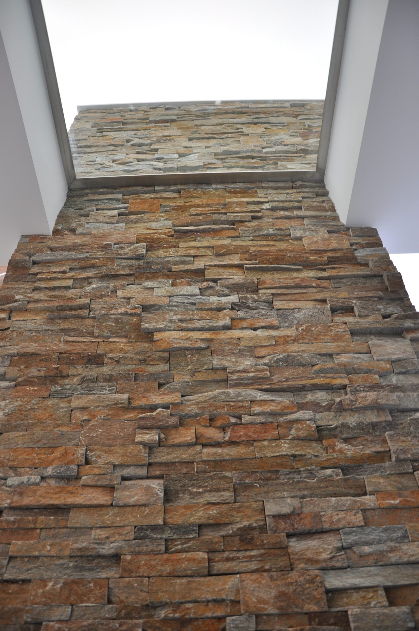 Duurzame woning met stuc en Natuursteenstrips Brons Rustiek Kwartsiet.