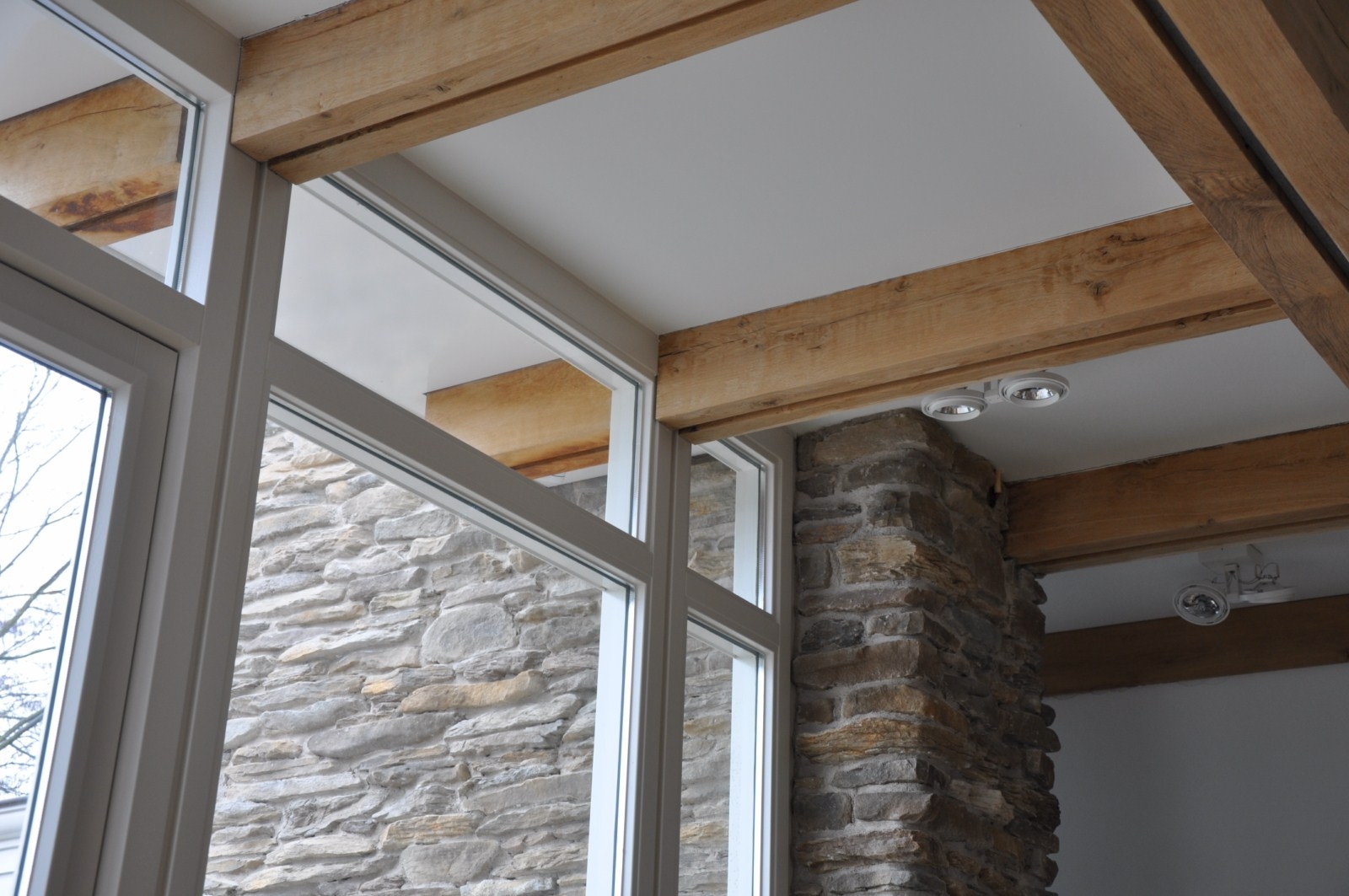 Combinatie hout en steen. Veel gebruikte combinatie.