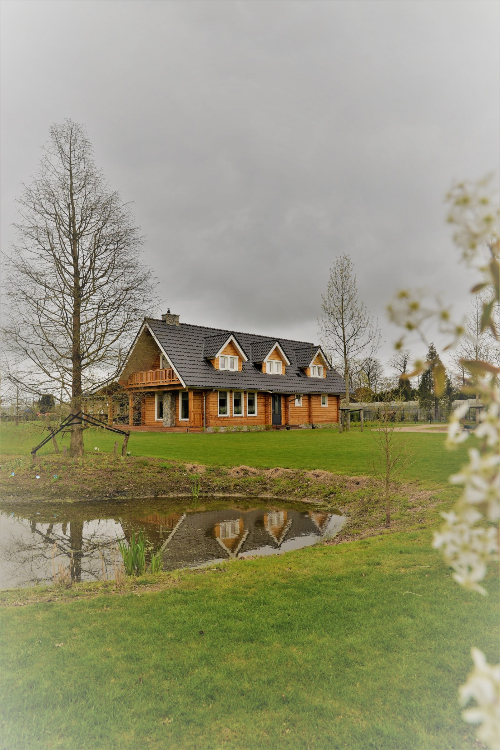 Grote woning met de combinatie van hout en Natuursteen