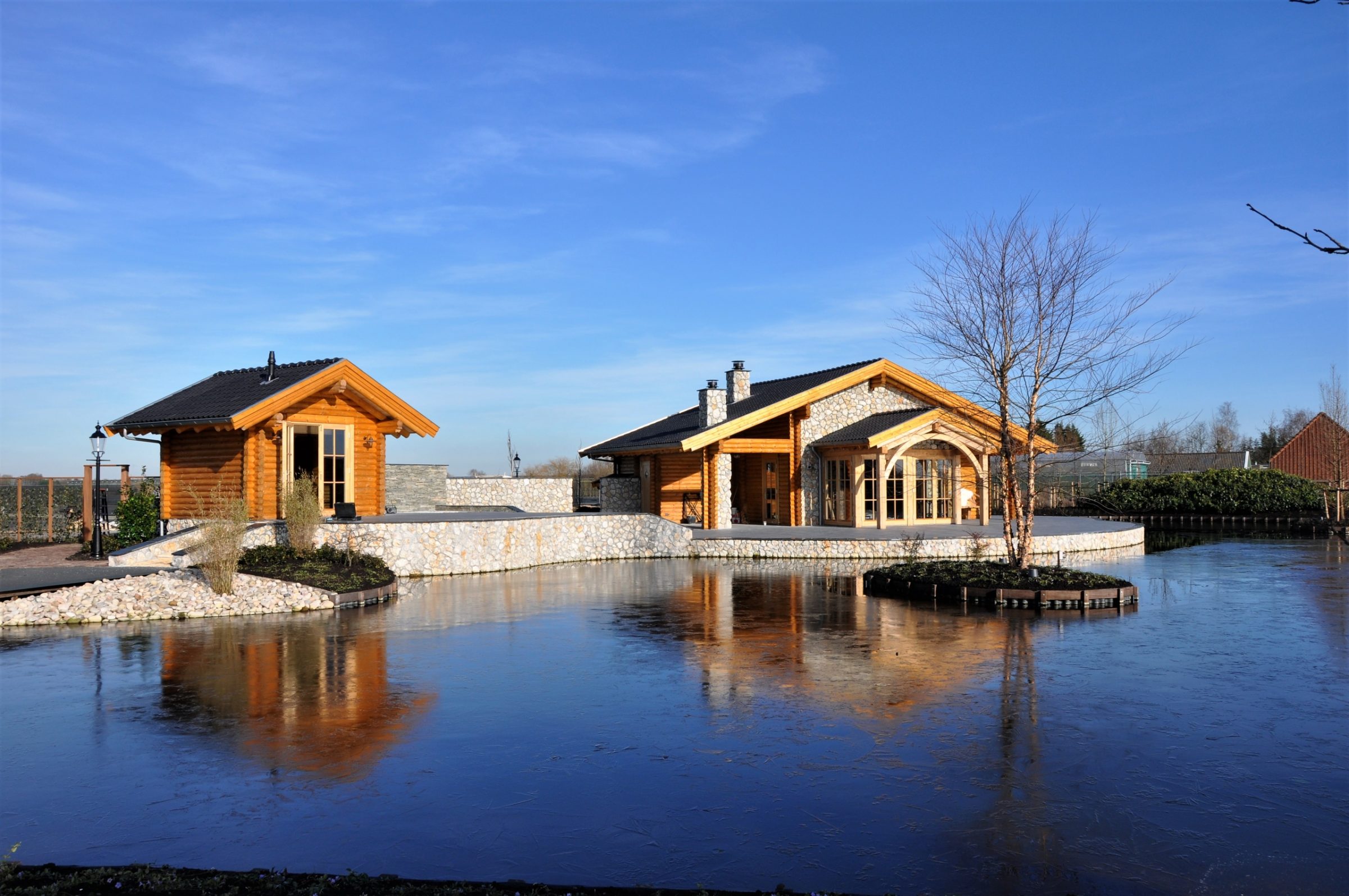 Houten huis en steenstrips.