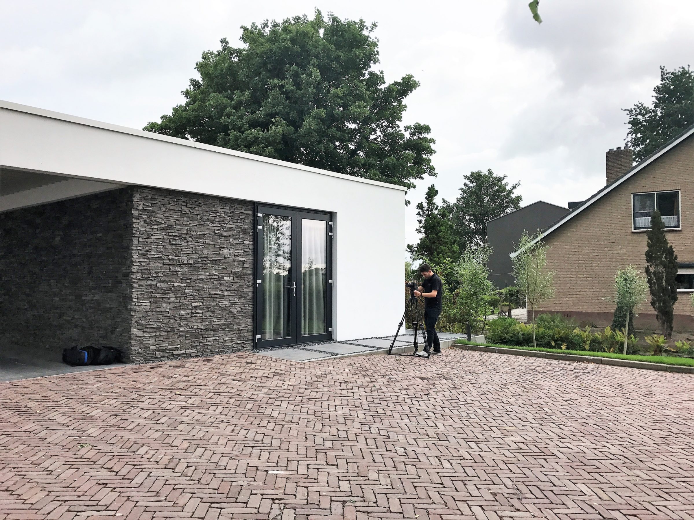 Modern aangeklede garage met Steenstrips