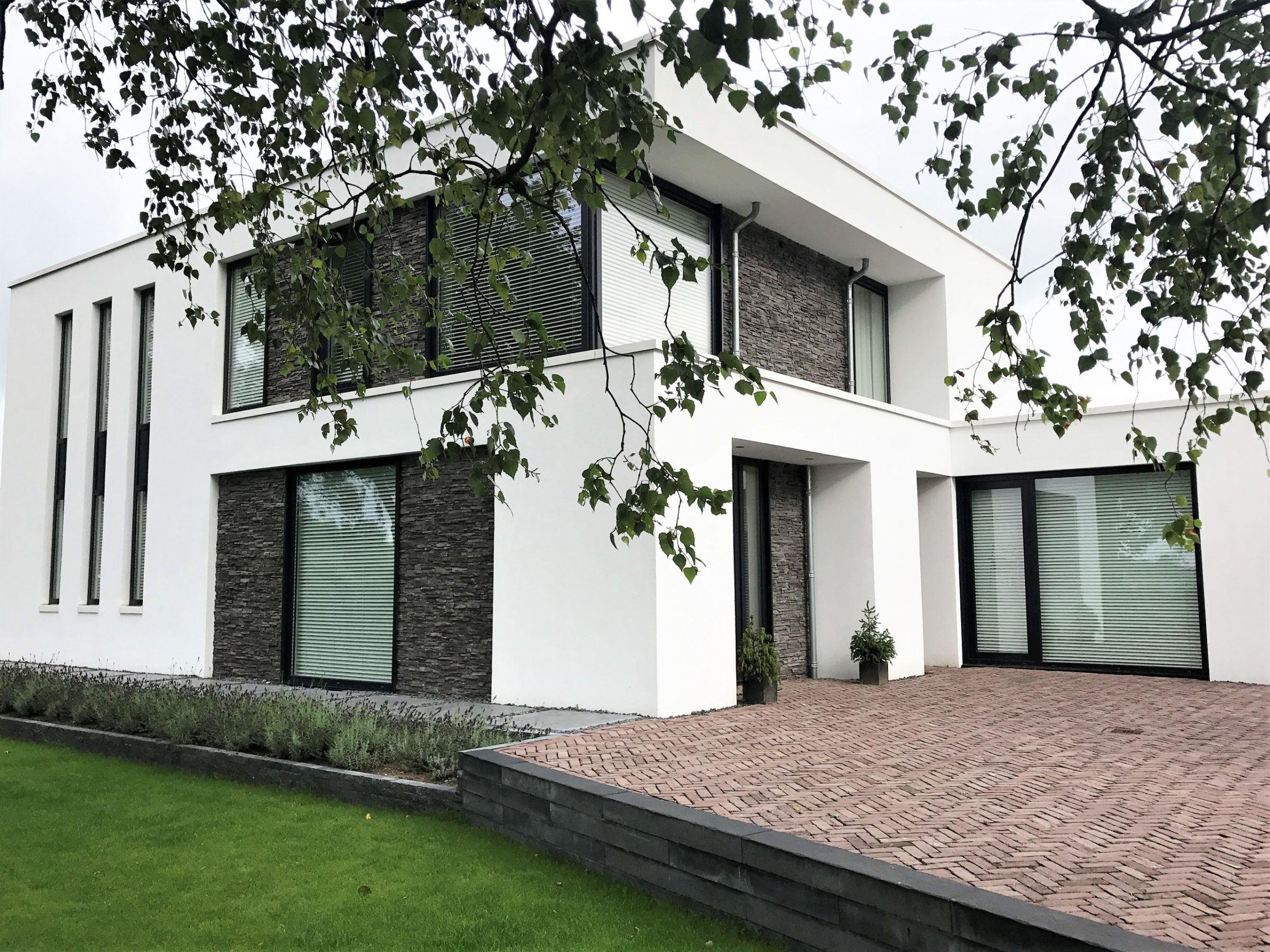 Vlakken van de muur afgewerkt met Steenstrips bij een moderne villa