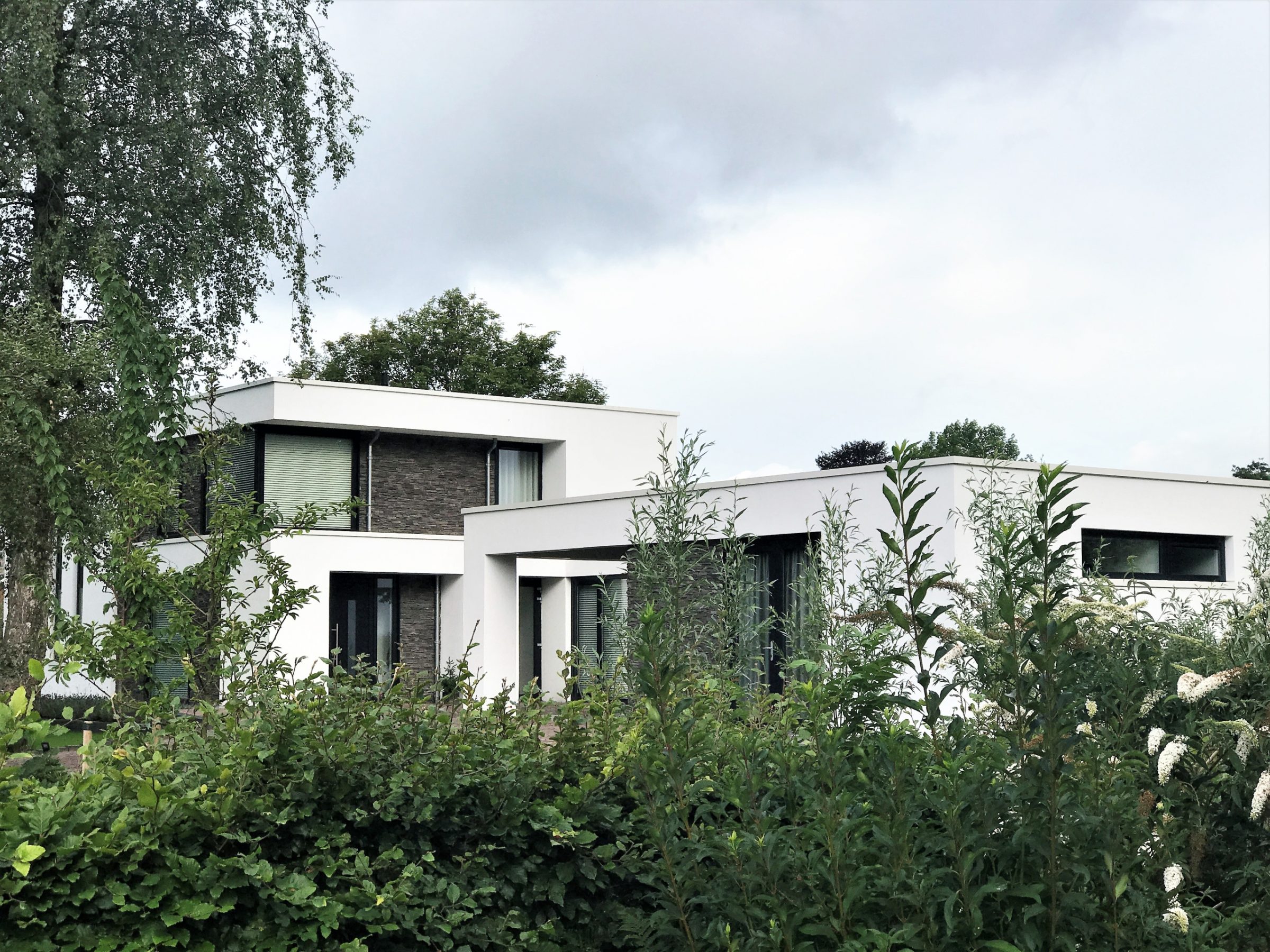 Moderne strakke villa, afgewerkt met Geopietra Steenstrips