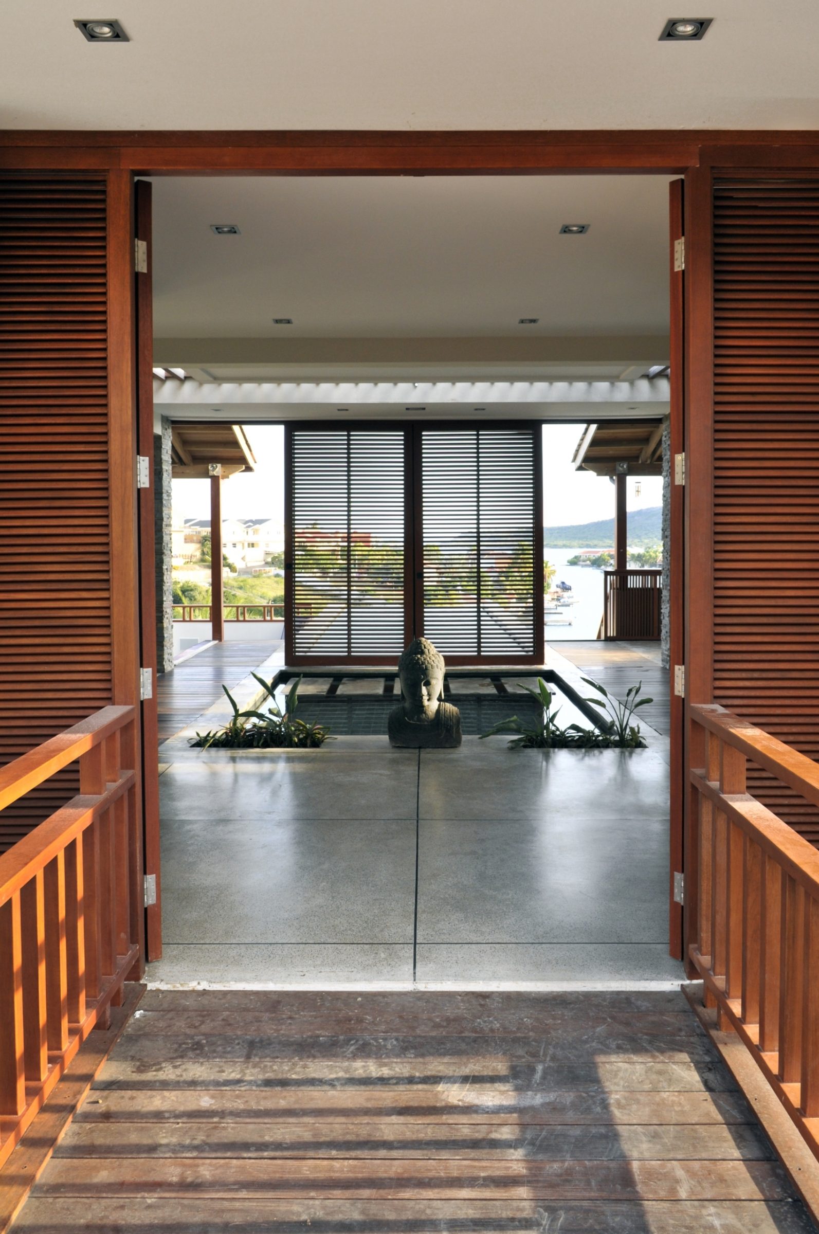 Een ontwerp van Michael Durgaram, een huis op Jan Sofat, Curacao.
Toepassing. Natuursteenstrips Rustiek Kwartsiet. Foto: Daphne Vermeulen.