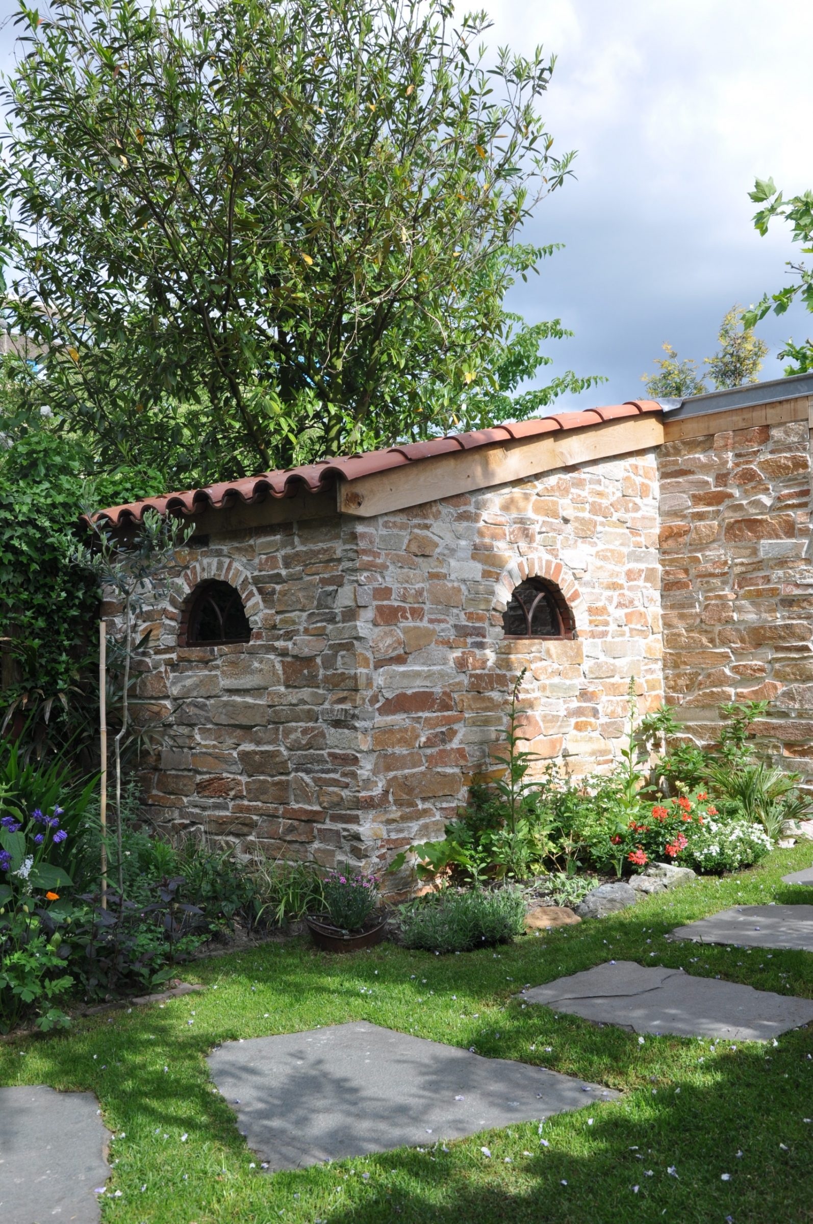 Mediterrane look veranda - overkapping. Steenstrips Rocks op de wand en Flagstones bij het terras en als Stapsteen.