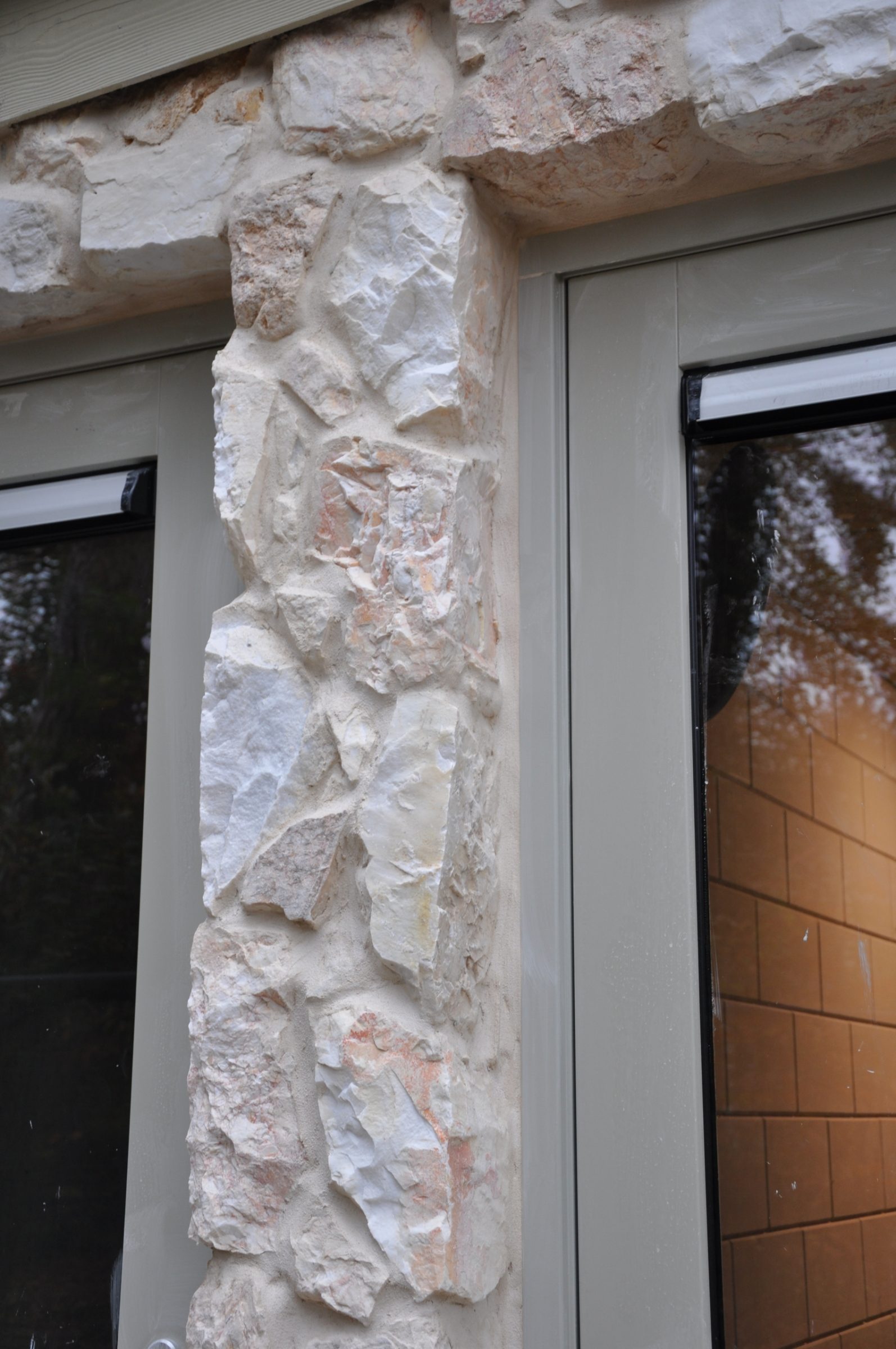 Rocks Melan, Appartementen gebouw Kerckebosch - Natuurstenen muur.
 