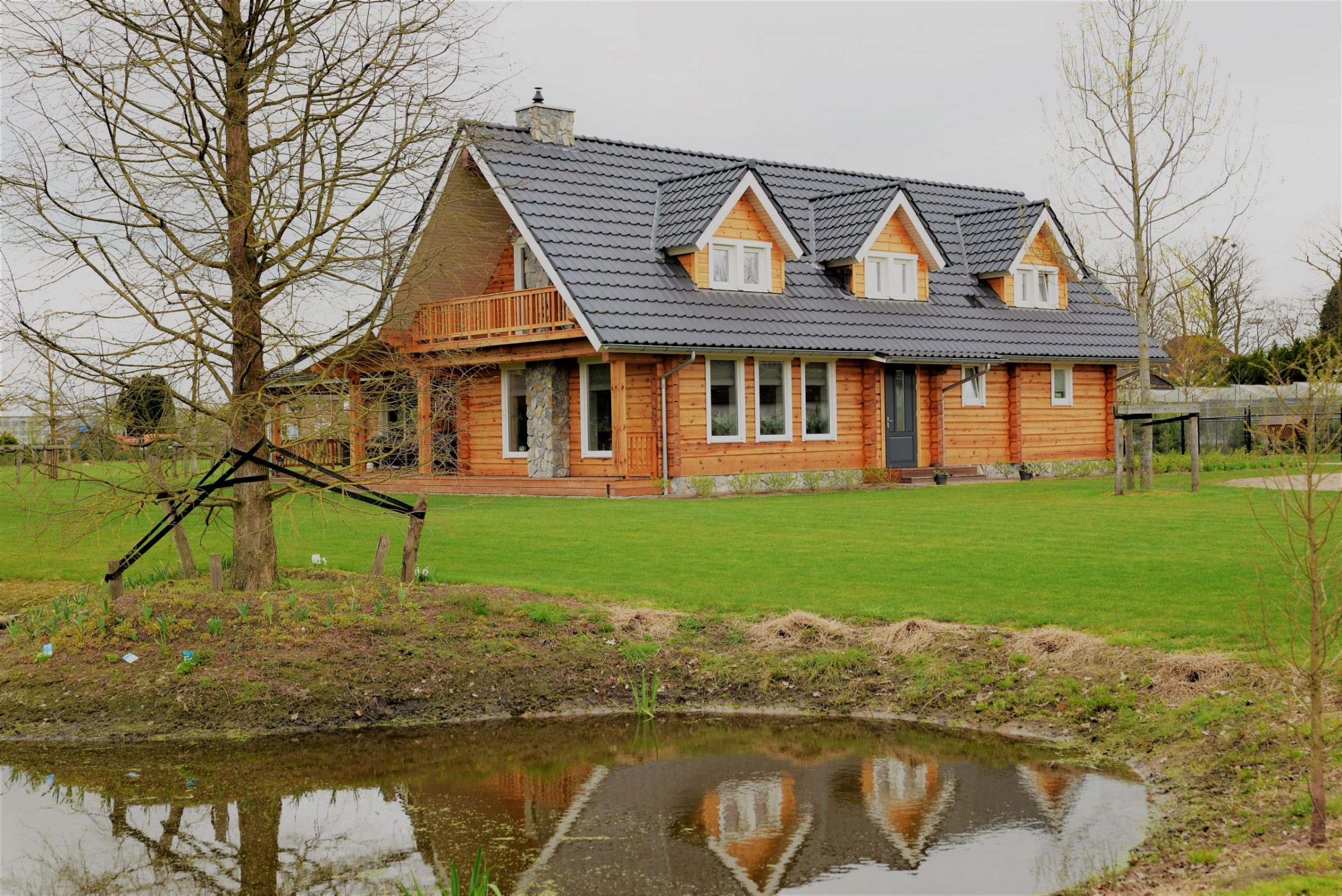 Loghome met natuursteenstrips