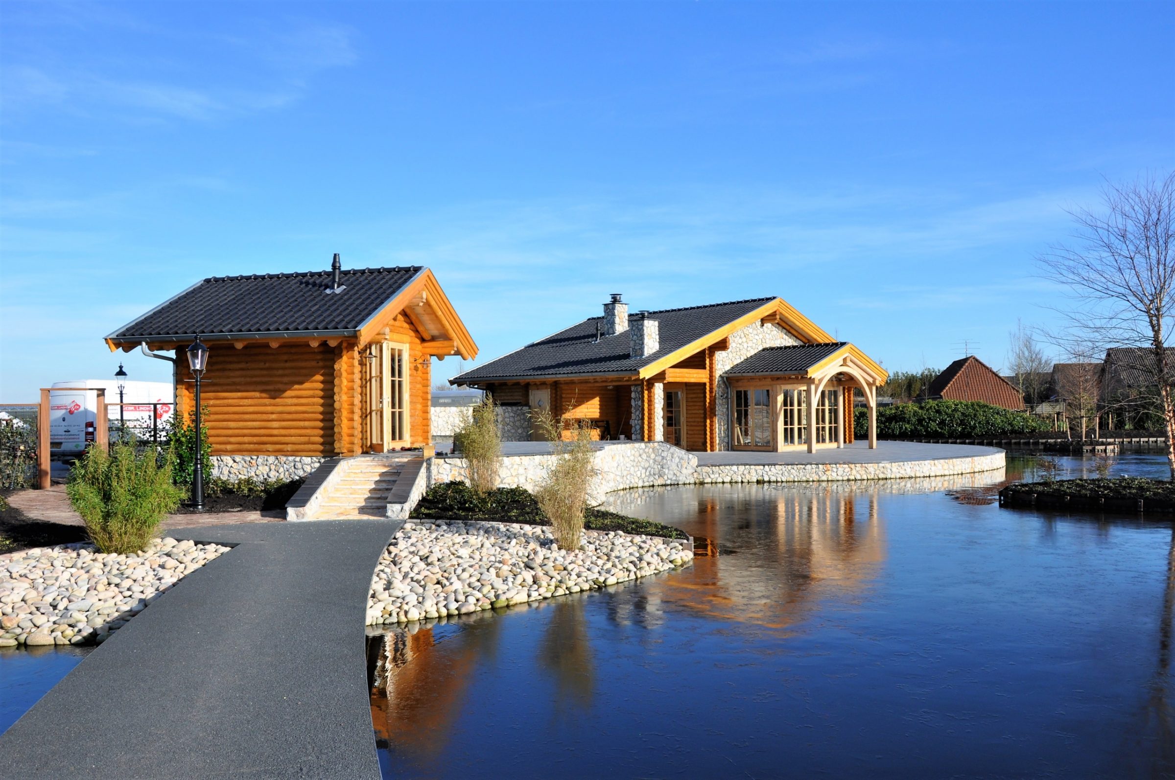 Loghomes met natuurstenen wanden.