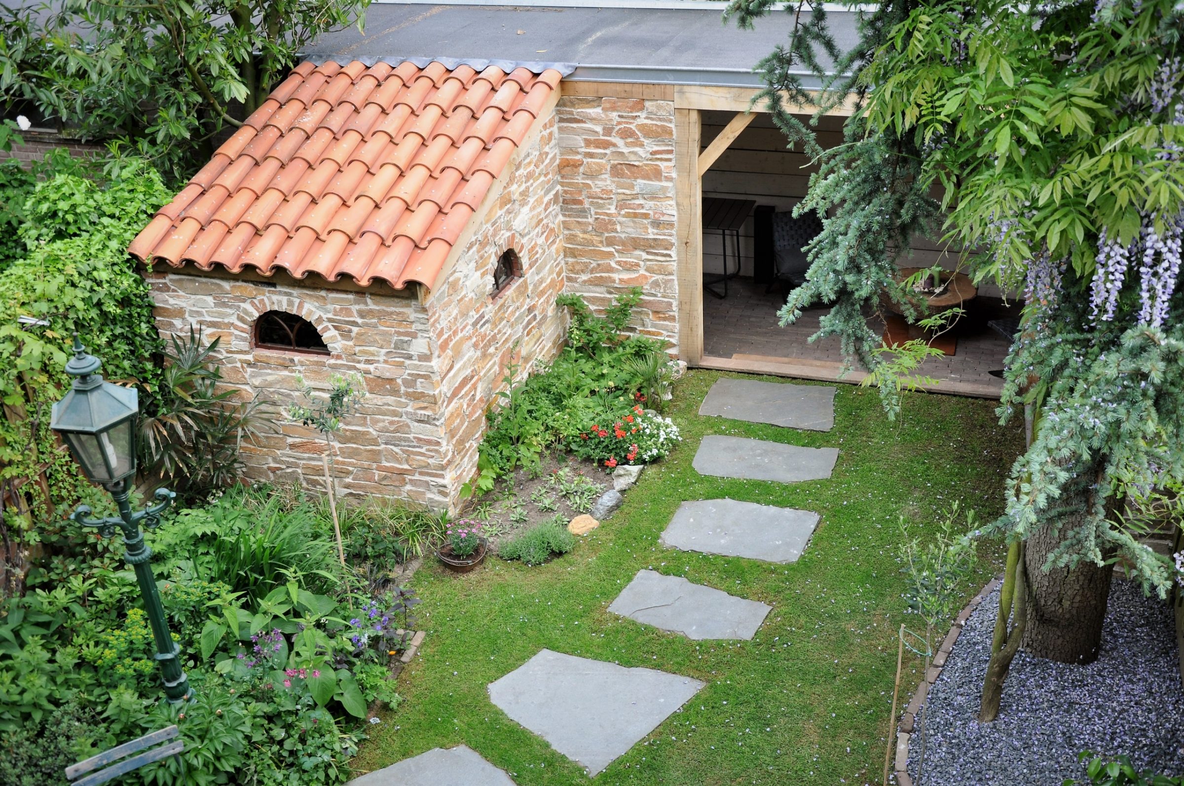 Mediterrane veranda met Steenstrips.