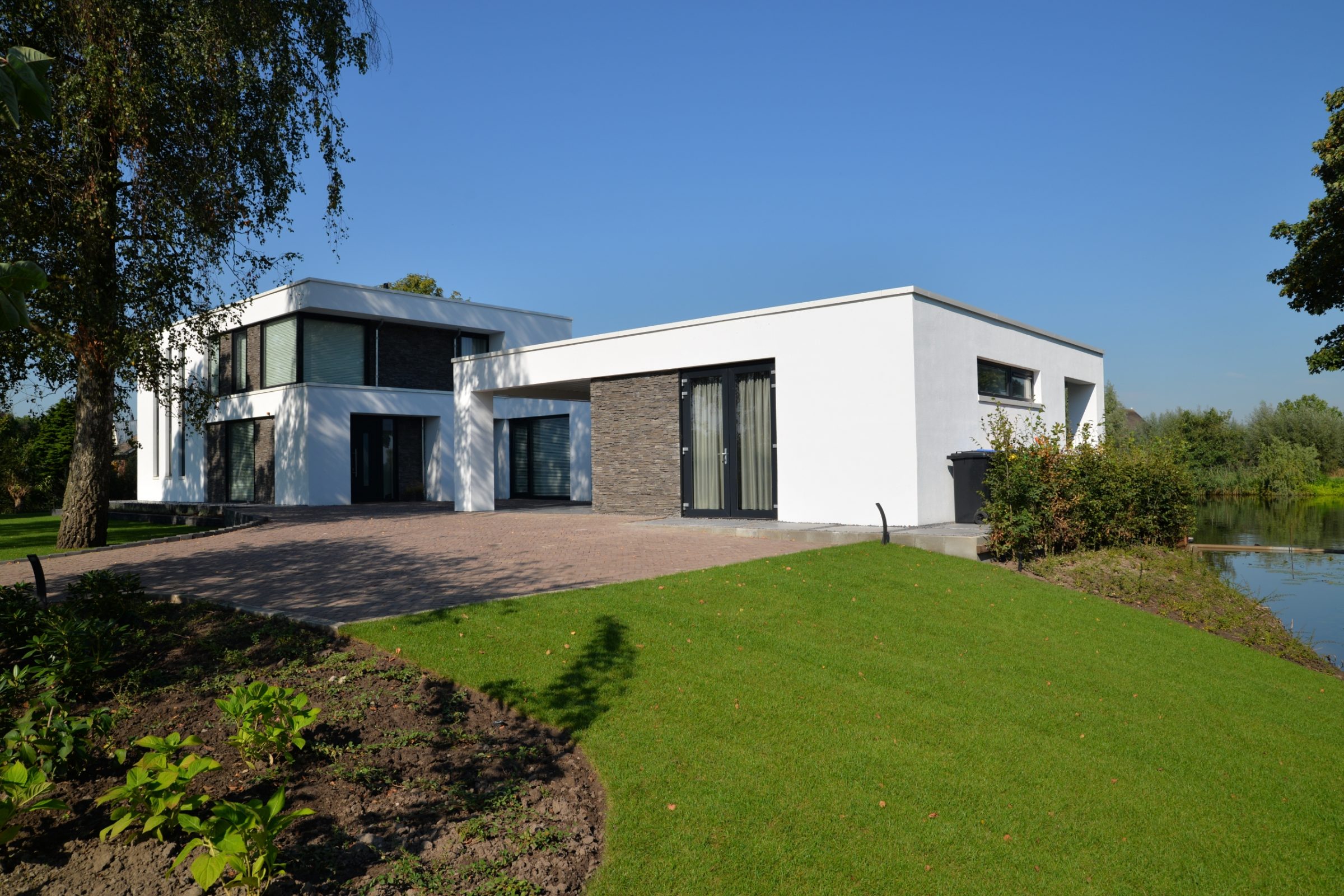 steenstrips bij moderne woning