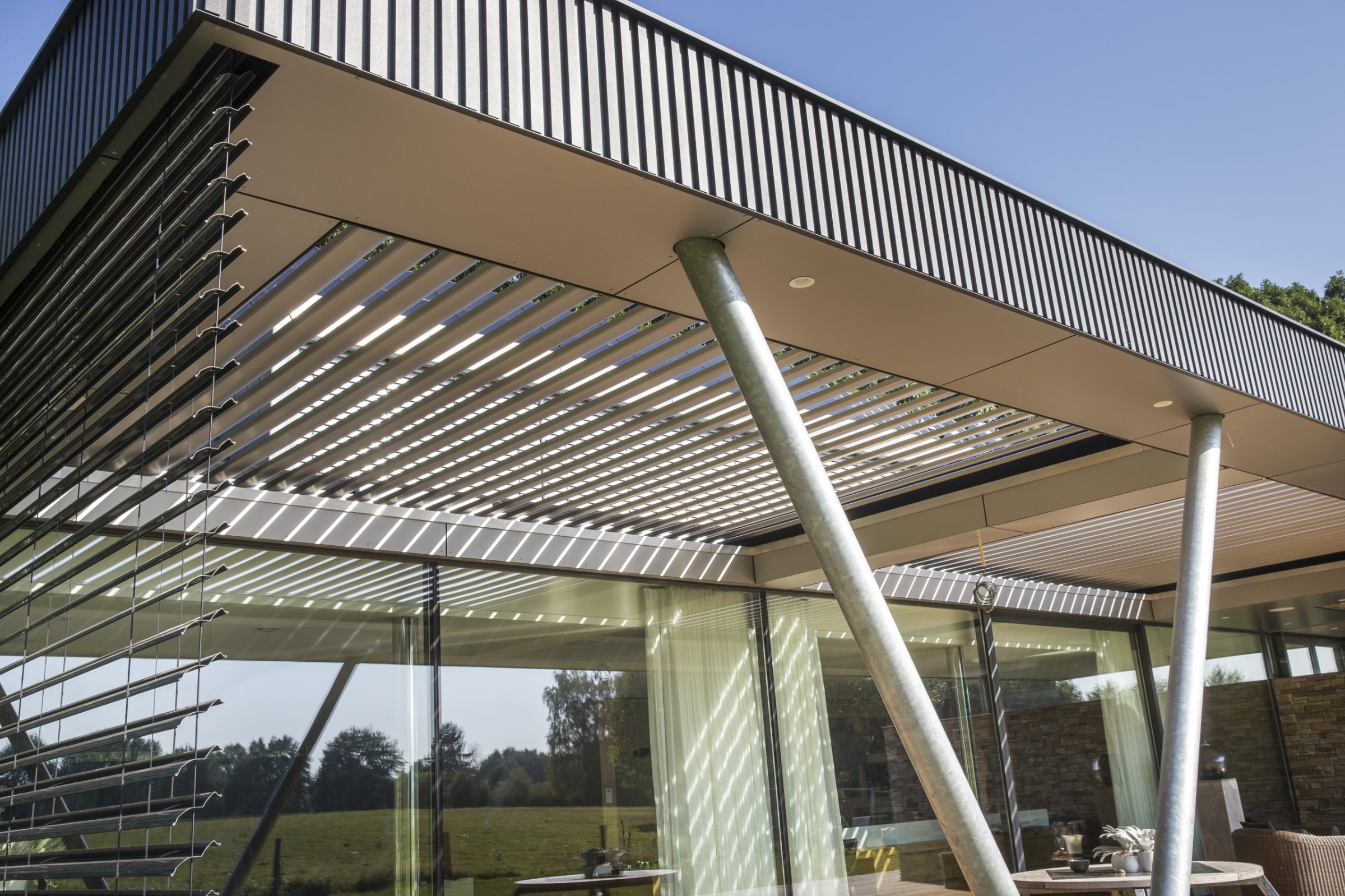 Moderne bouw woning met glas en Steenstrips.