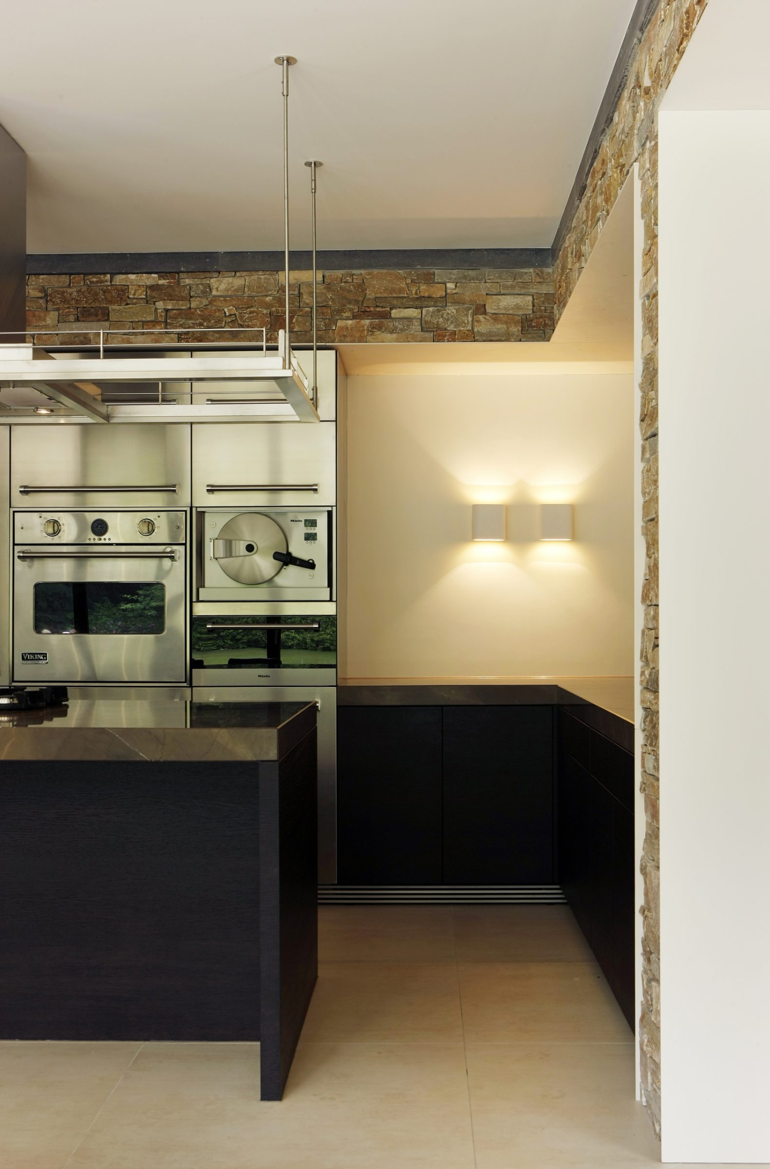 Moderne keuken en Natuurstenen wand.
