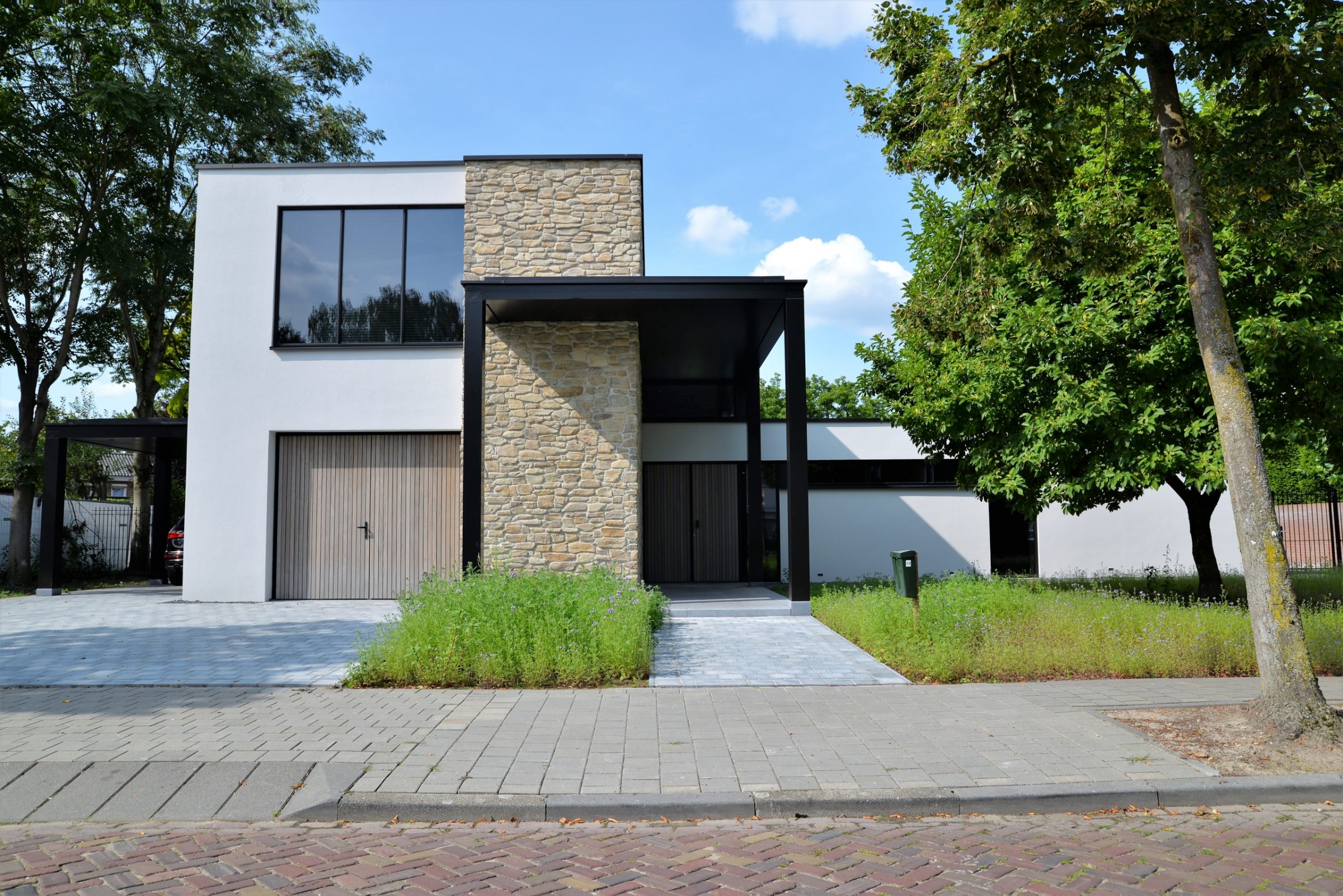 Moderne kubistische villa met Steenstrips.