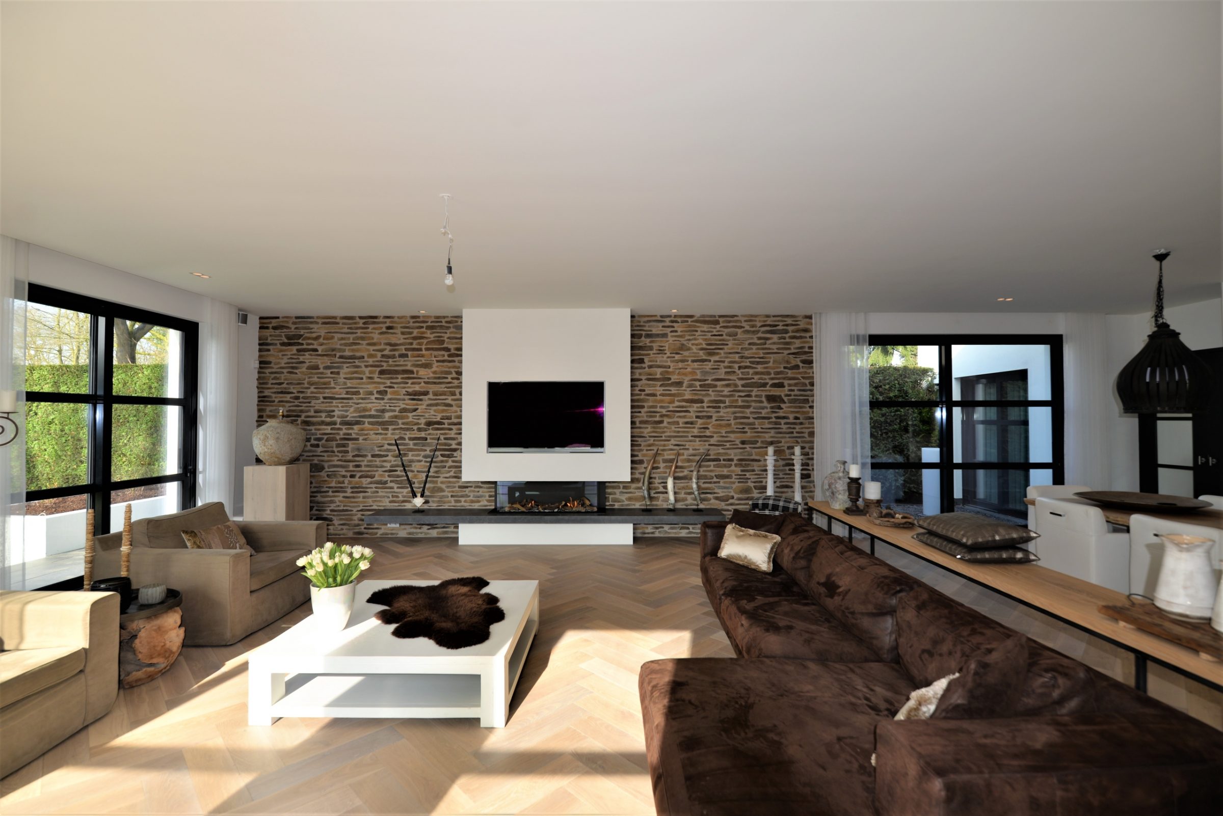 Moderne openhaard - wand met Steenstrips.