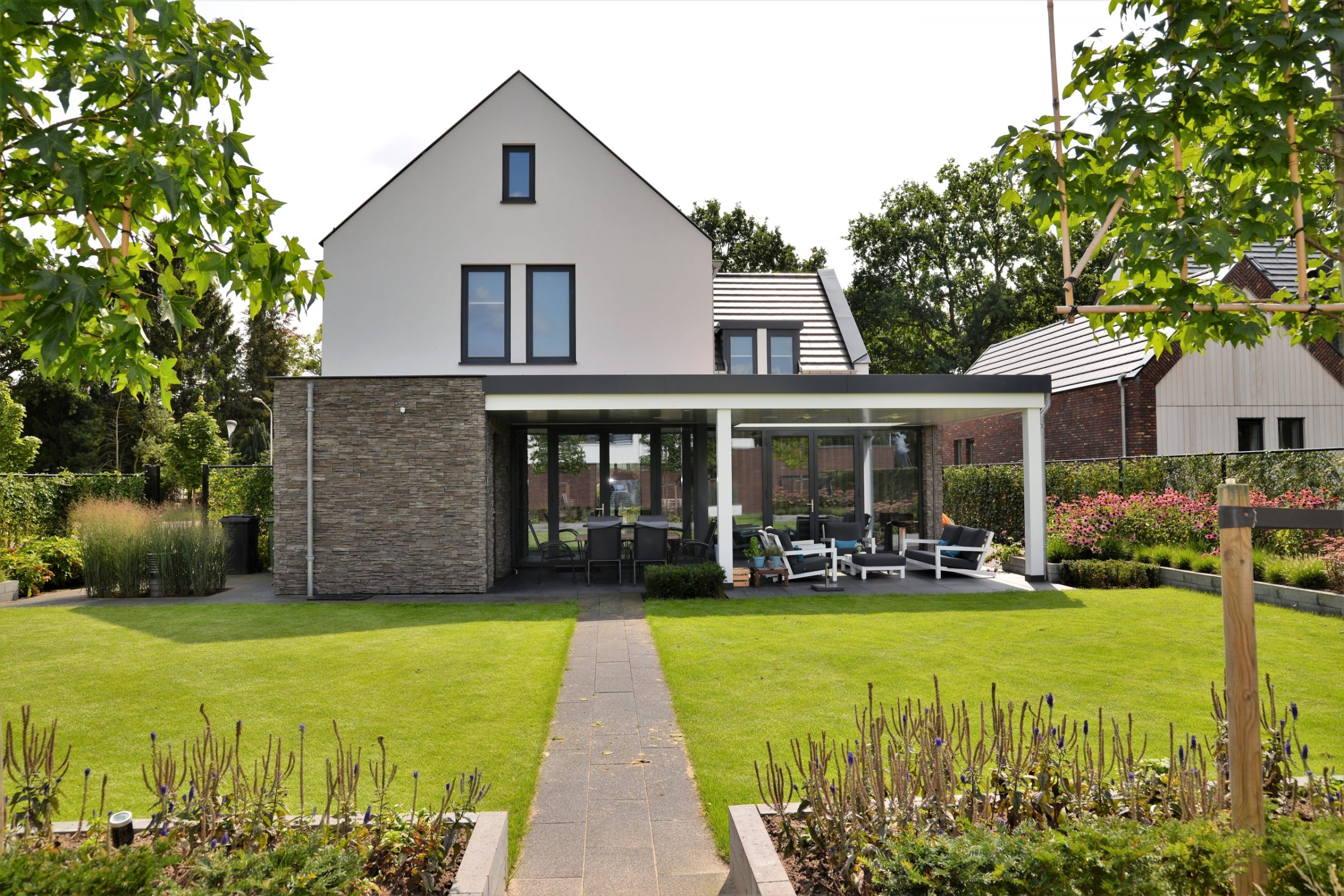 Moderne woning met steenstrippen.