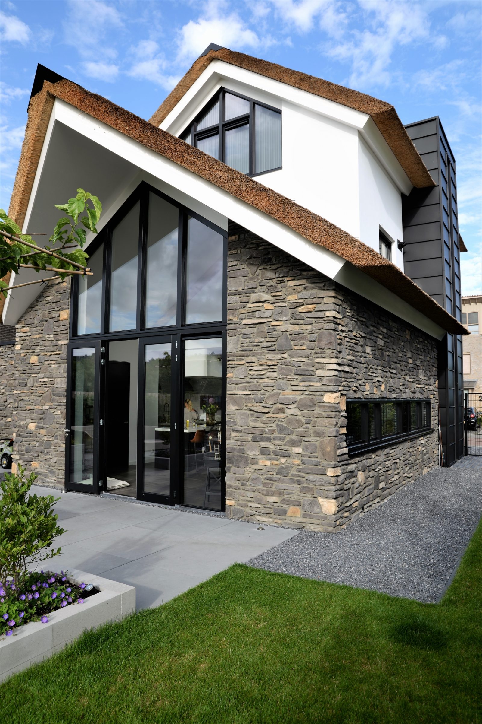 Moderne woning met Steenstrips gevel.