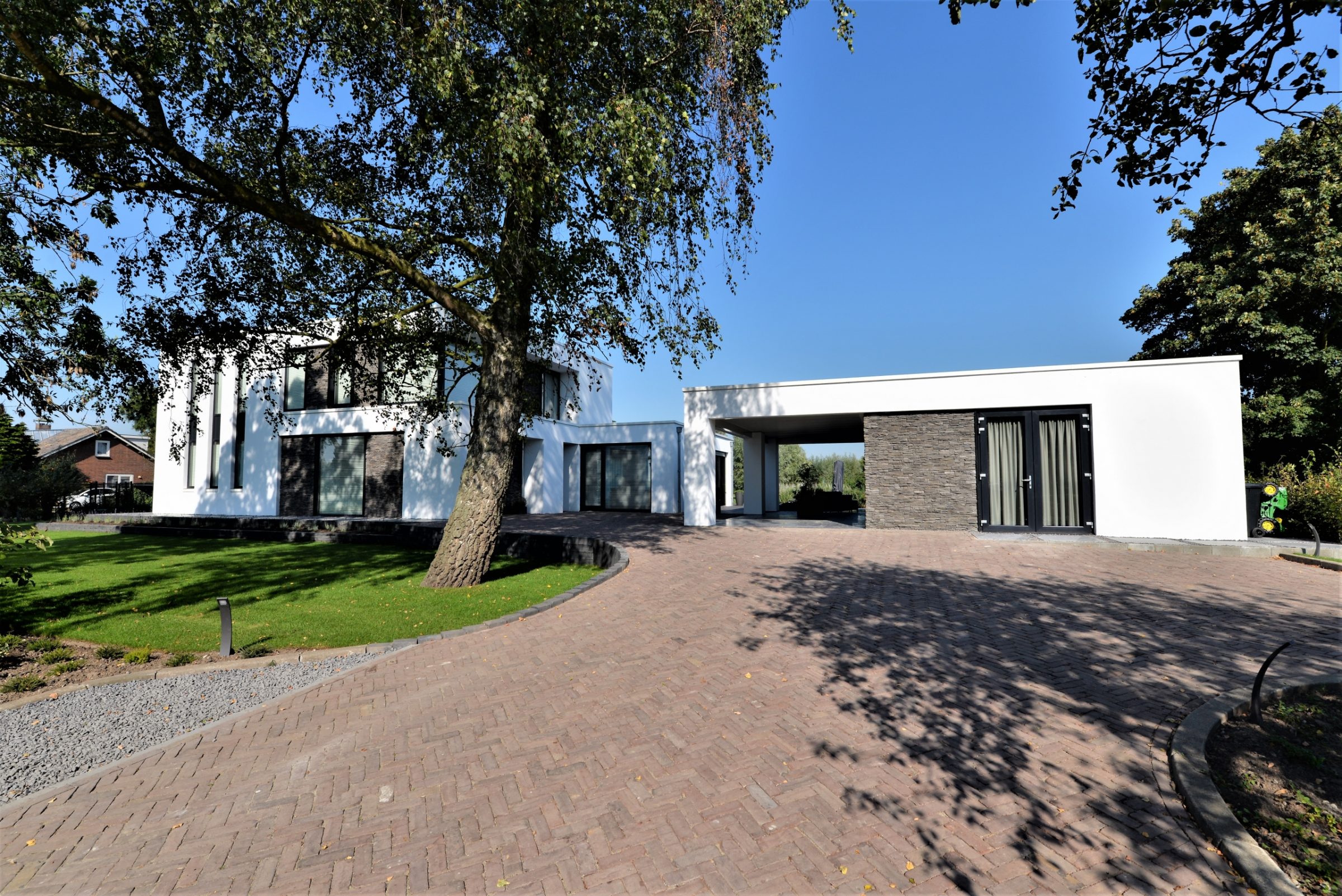 Moderne woning Steenstrips donkergrijs.