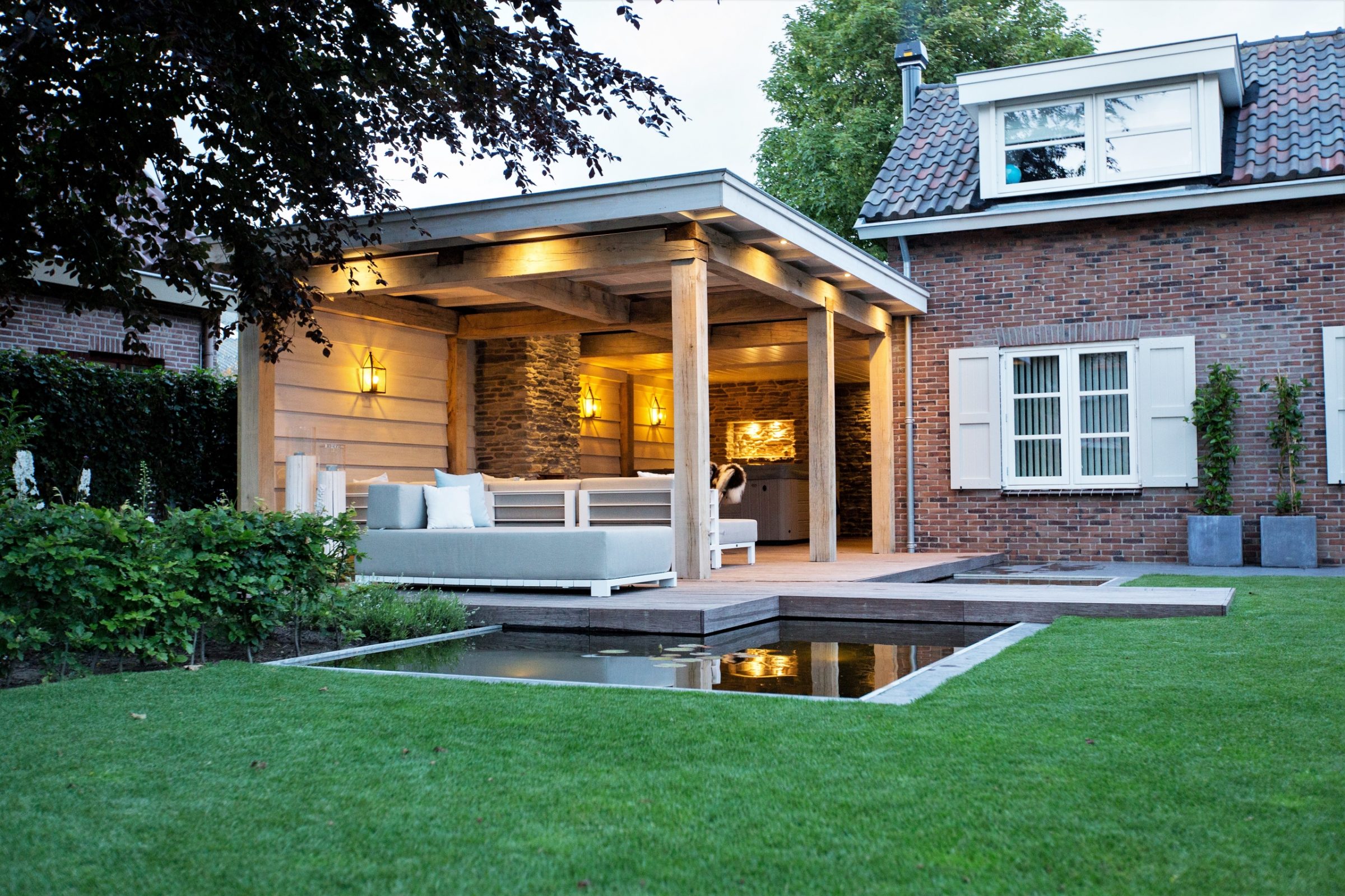 Aanzicht sfeervolle veranda. Met Geopietra wandbekleding.