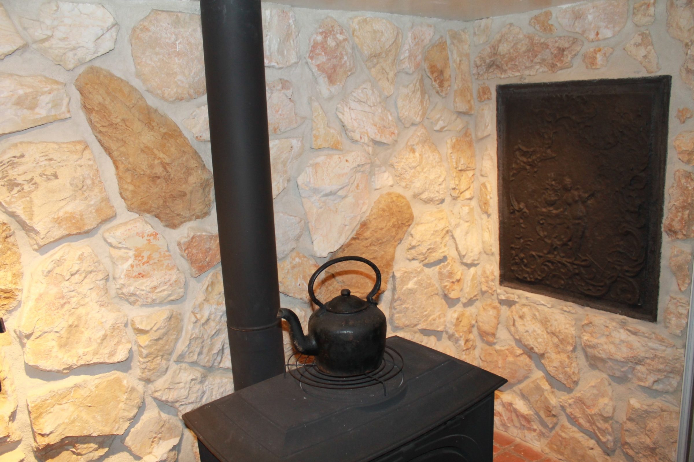 Natuurstenen muur kachel.