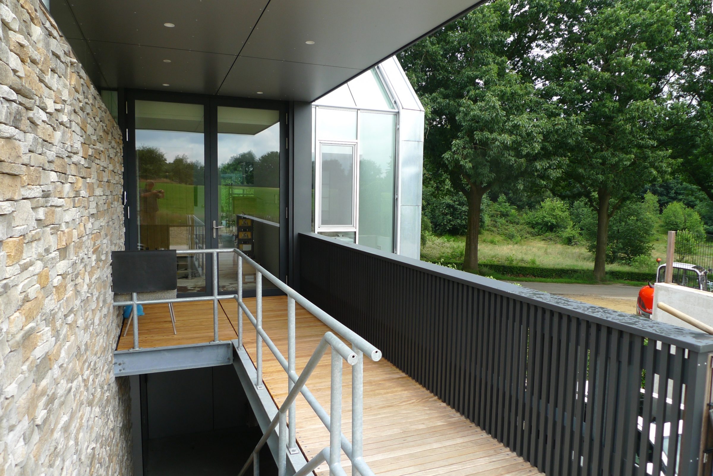 Natuurstenen muur van binnen naar buiten - Montepanel GT.