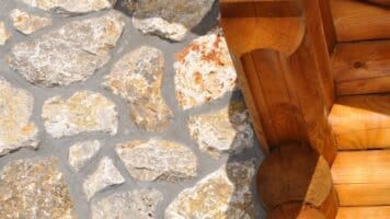 Steenstrips Rocks in combinatie met houten bijgebouw.â€‹