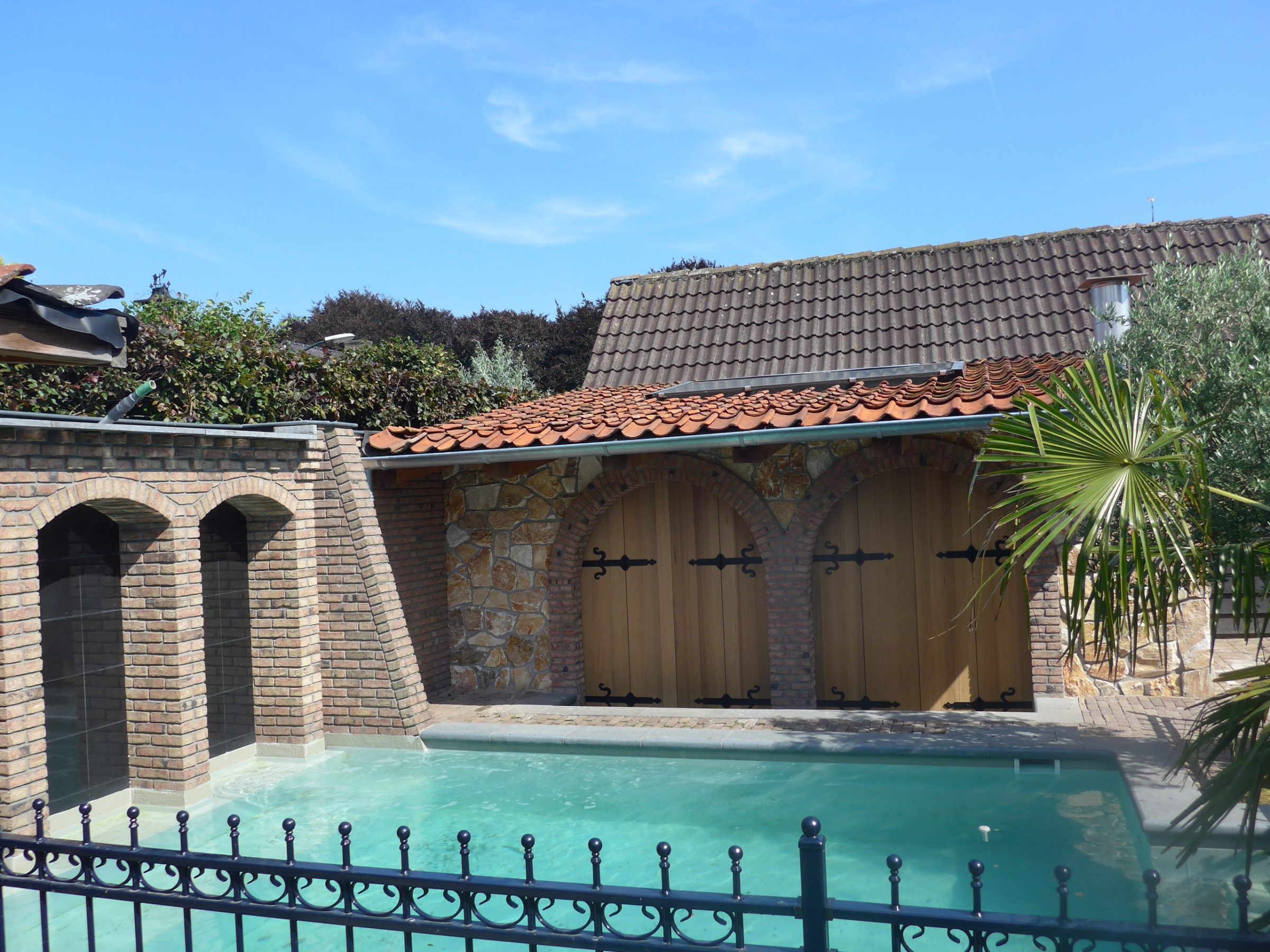 Rocks Pepe toegepast bij poolhouse - Natuursteen met een Mediterrane uitstraling zoals je het zou kunnen tegenkomen in Spanje of Itali&euml;.