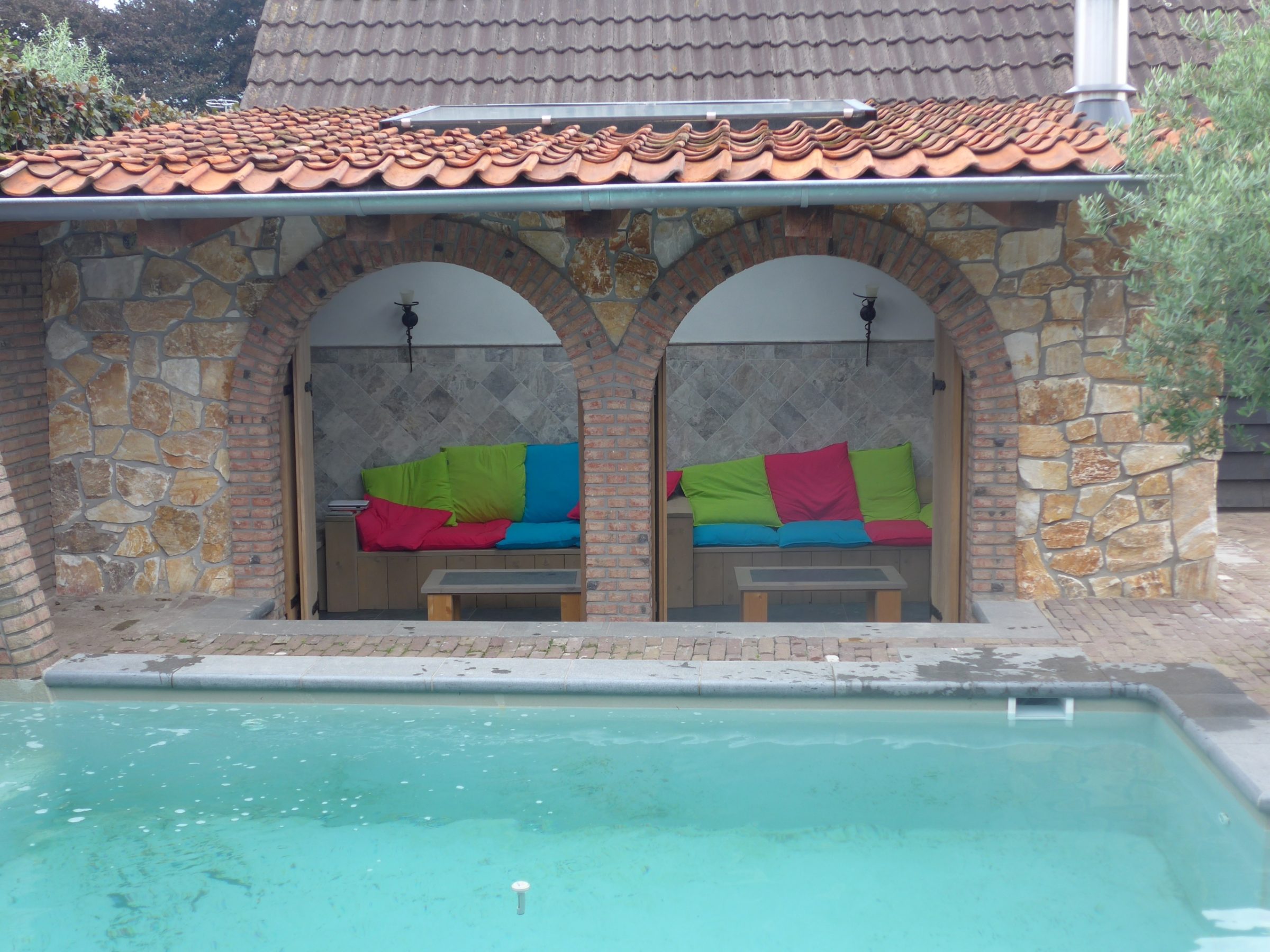 Rocks Pepe toegepast bij poolhouse - Natuursteen met een Mediterrane uitstraling zoals je het tegen komt in Spanje of Italië.