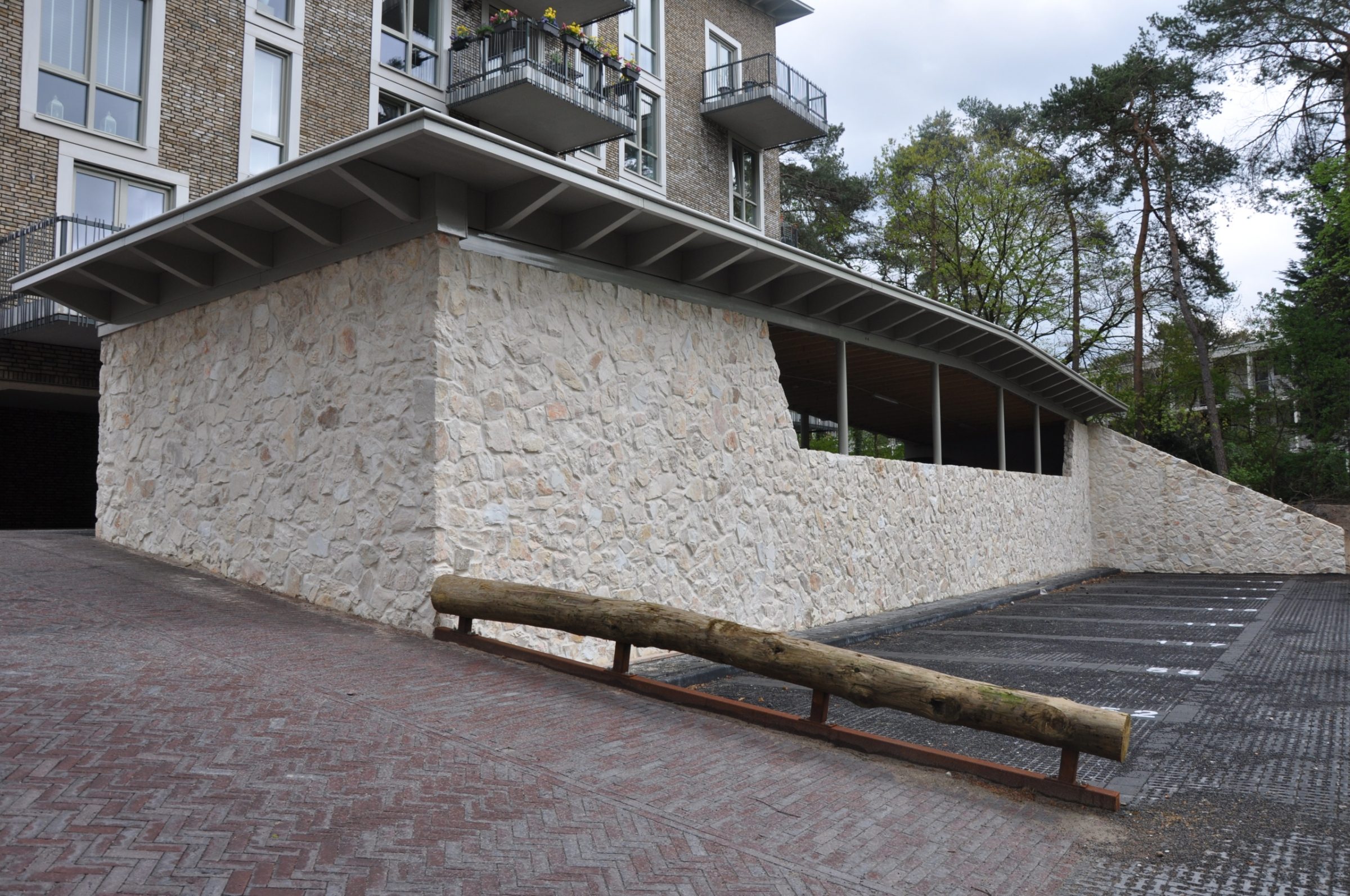 Rocks Melan bij appartementengebouw Kerkebosch, Natuurstenen plint.
