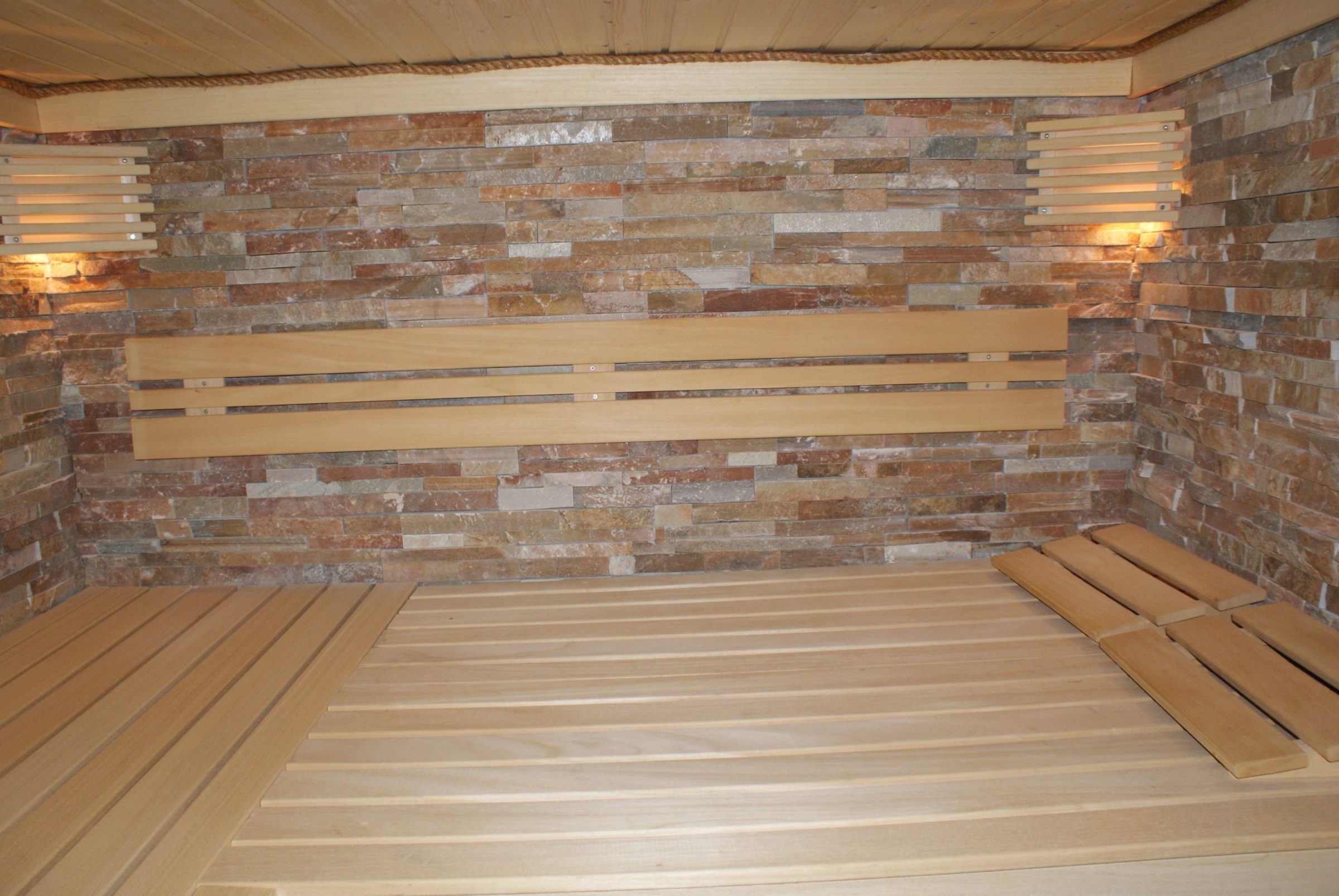 Privésauna, wandbekleding Natuursteenstrips Oranje Kwartsiet.