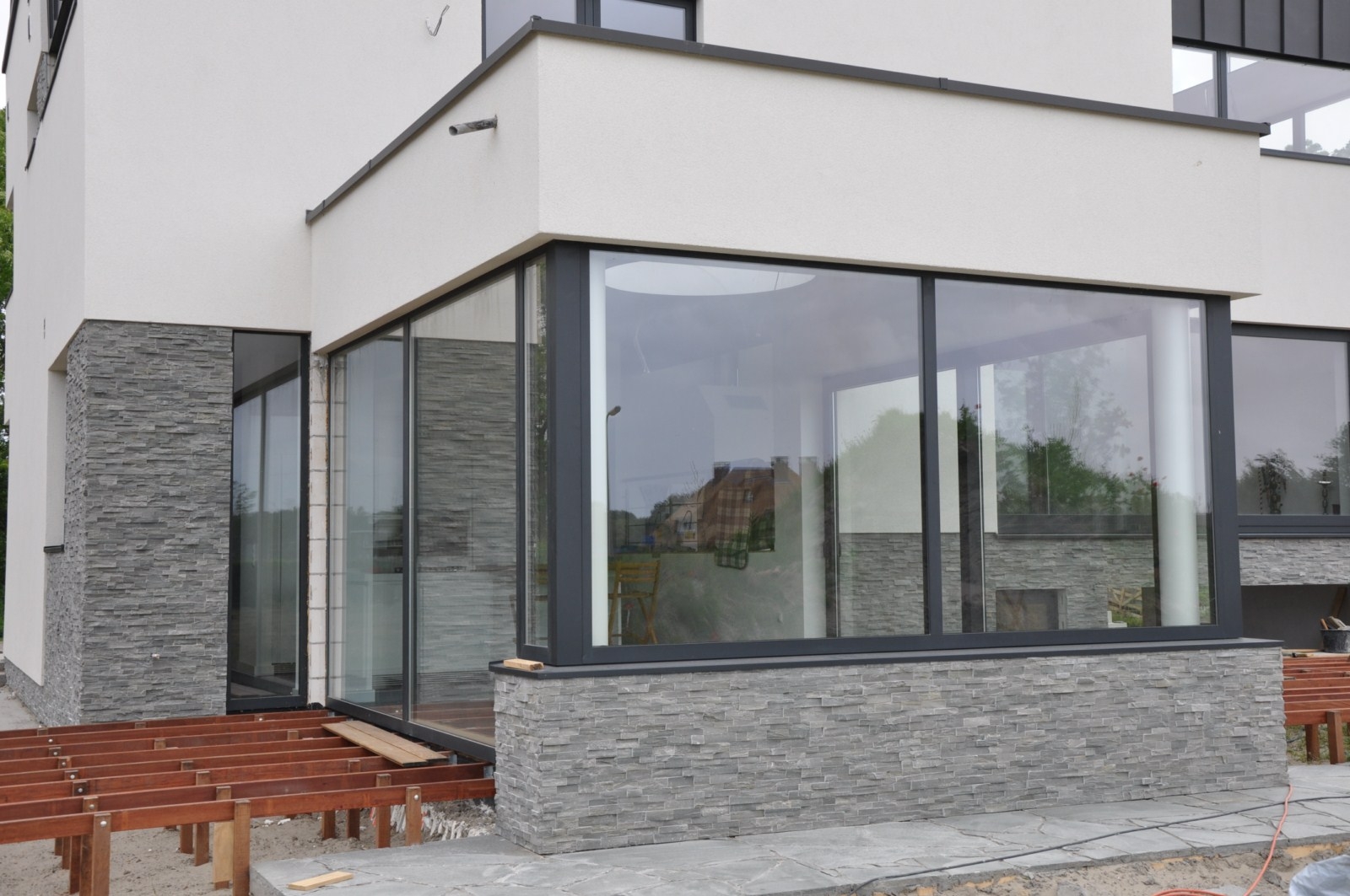 Natuursteenstrips grijs gevelbekleding luxe villa.