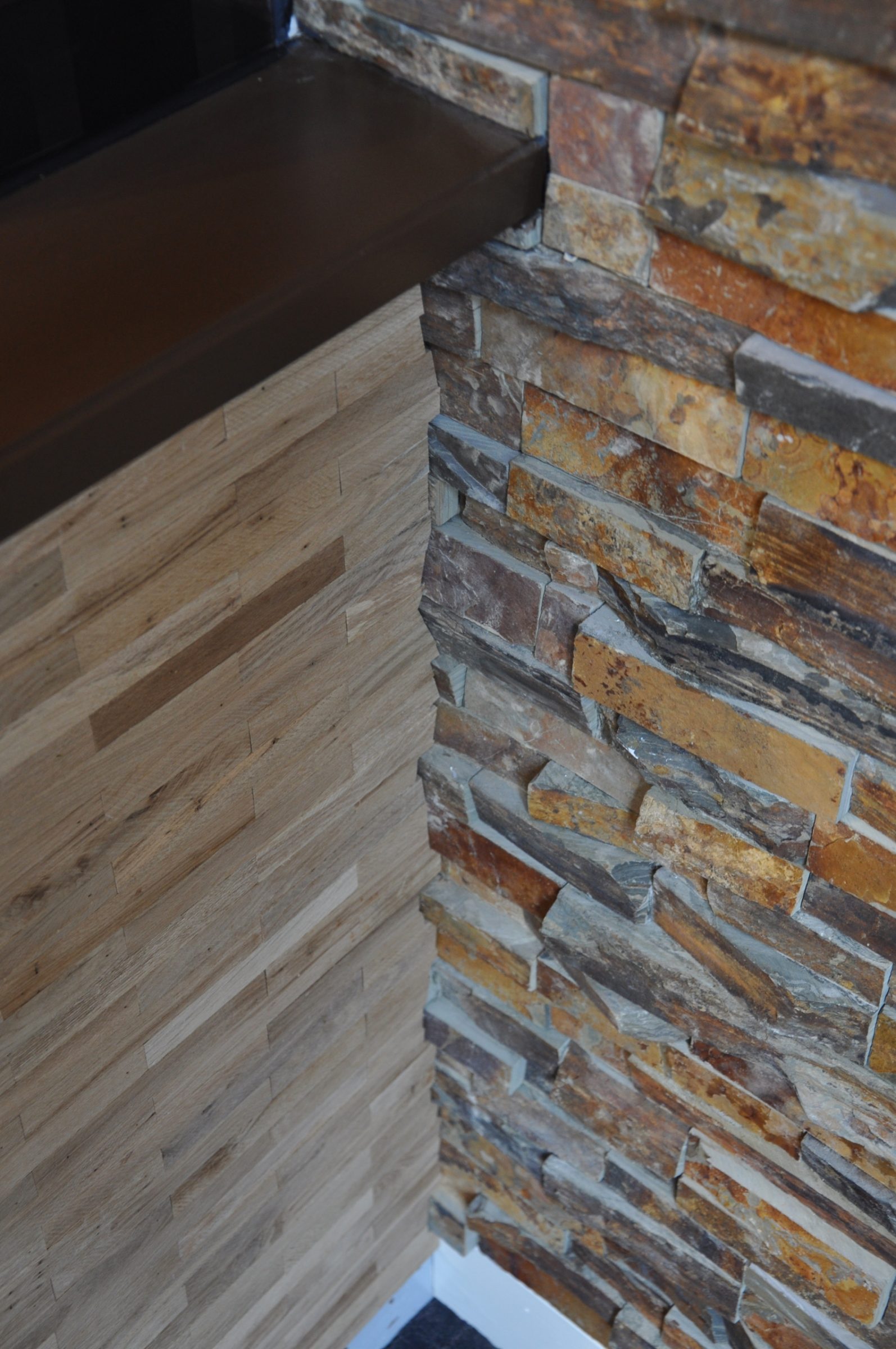 Natuursteenstrips en hout. Natuurlijke tinten.