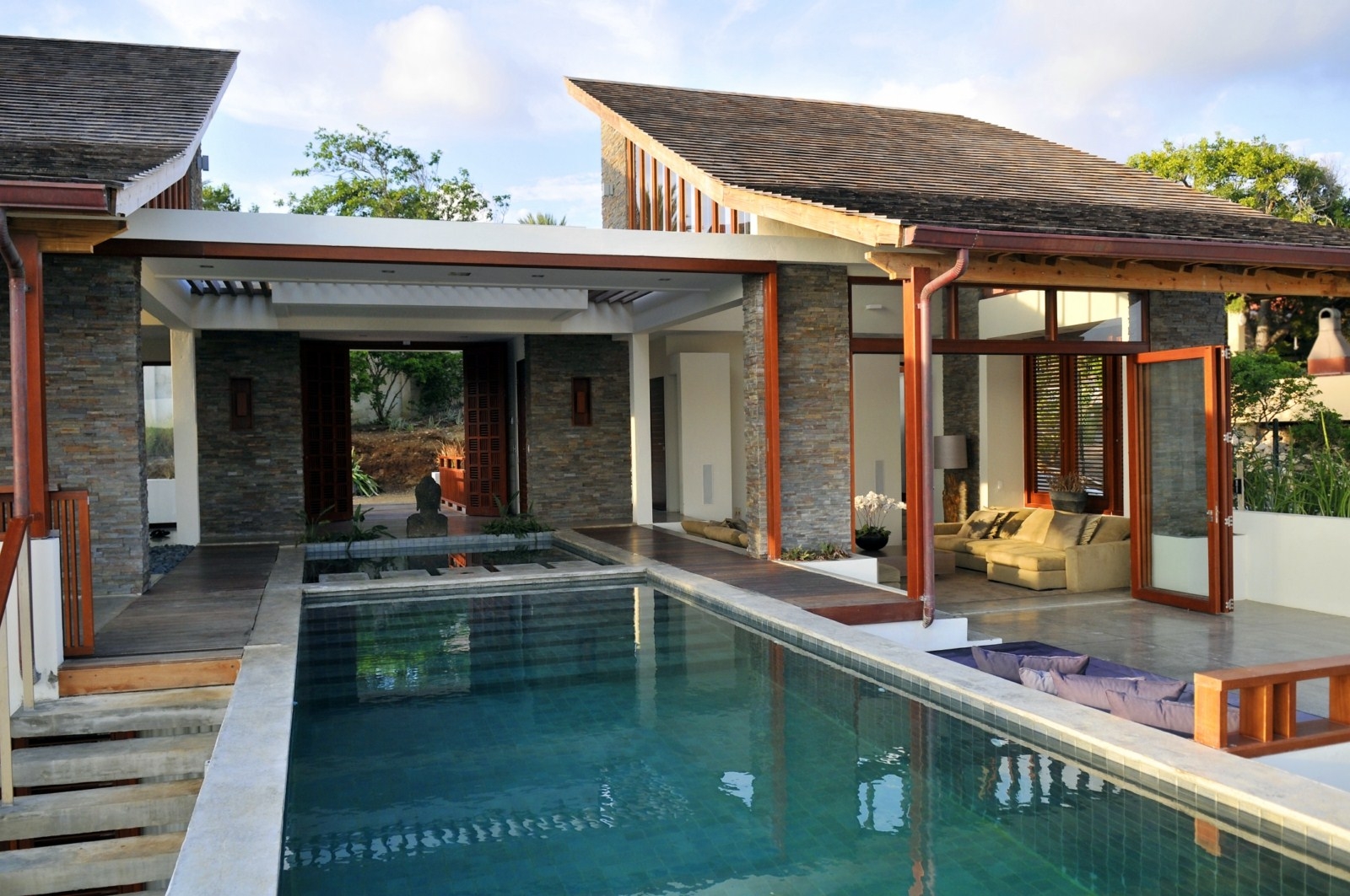 Een ontwerp van Michael Durgaram, een huis op Jan Sofat, Curacao.Toepassing. Natuursteenstrips Rustiek Kwartsiet. Foto: Daphne Vermeulen.