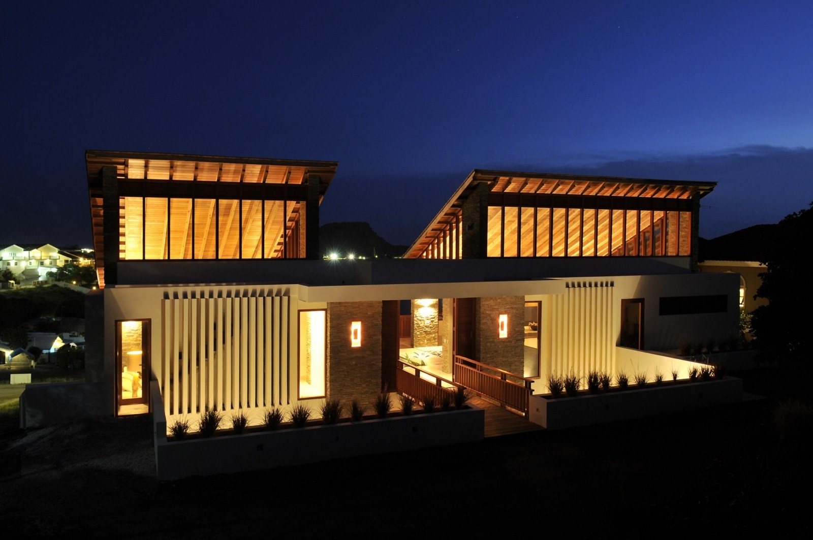 Een ontwerp van Michael Durgaram, een huis op Jan Sofat, Curacao.
Toepassing. Natuursteenstrips Rustiek Kwartsiet. Foto: Daphne Vermeulen.