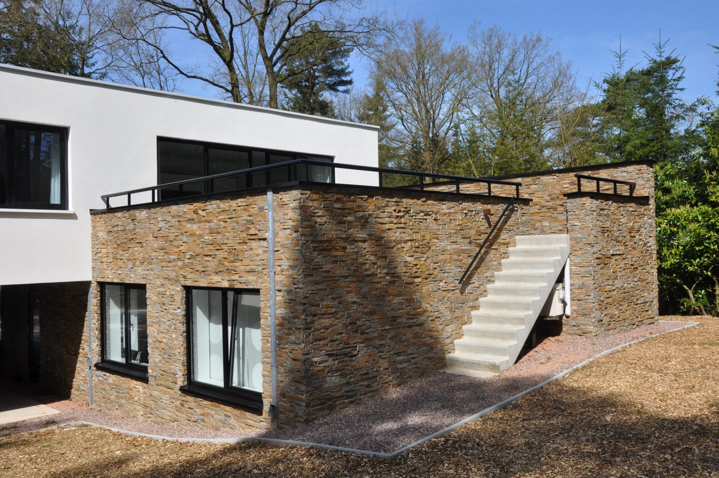 Duurzame woning met stuc en Natuursteenstrips Brons Rustiek Kwartsiet.