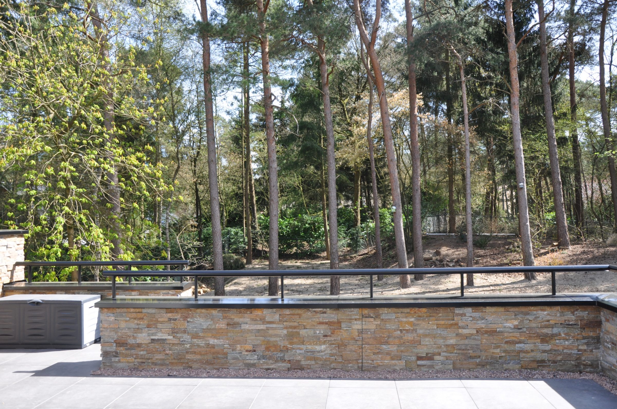 Duurzame woning met stuc en Natuursteenstrips Brons Rustiek Kwartsiet.