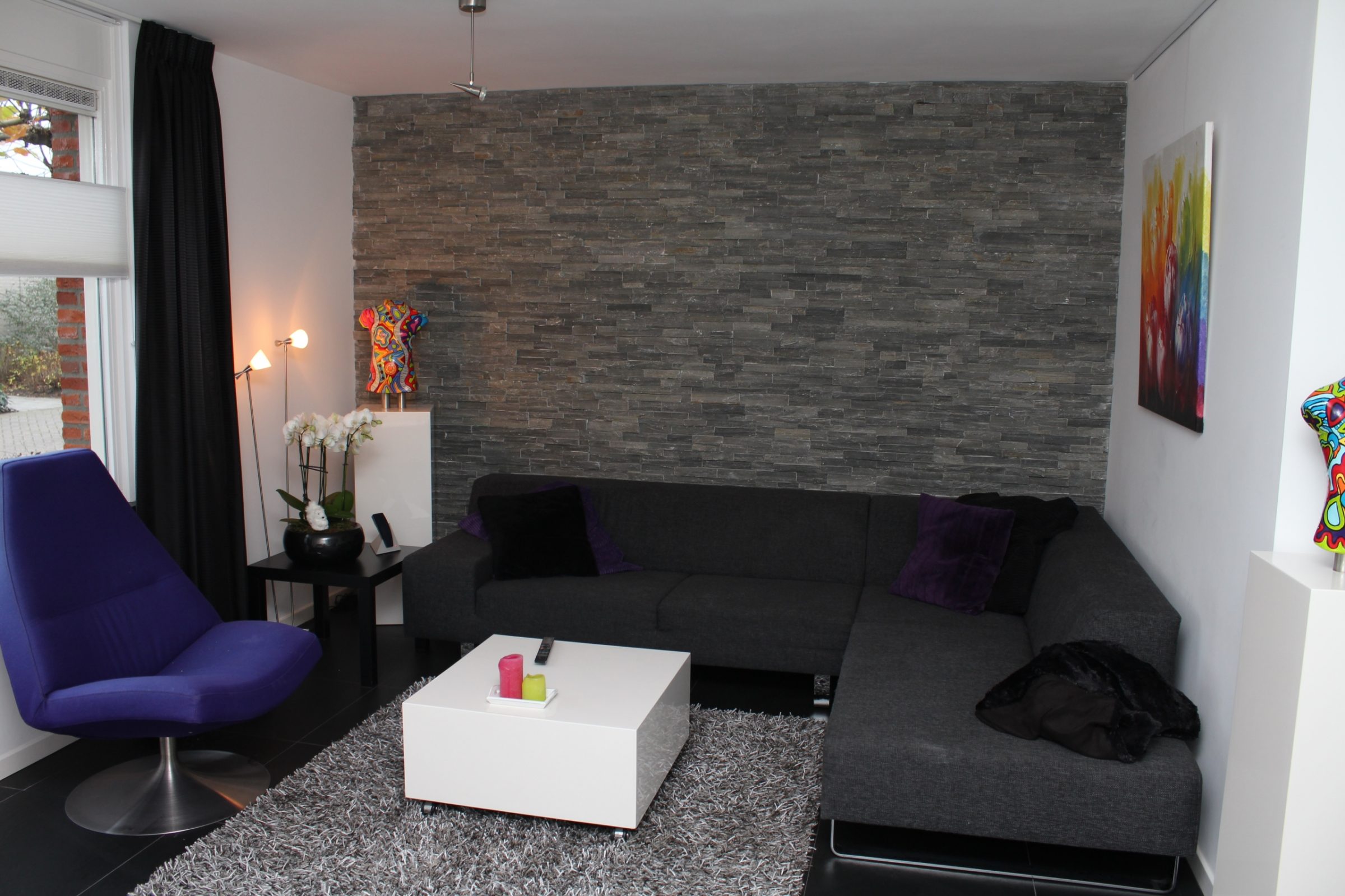 Natuursteenstrips grijs in de woonkamer - living.