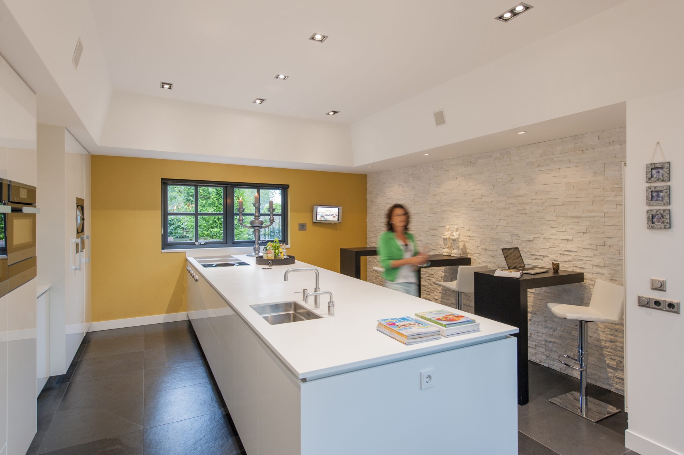 Natuursteenstrips Sneeuwwit Marmer luxe keuken.