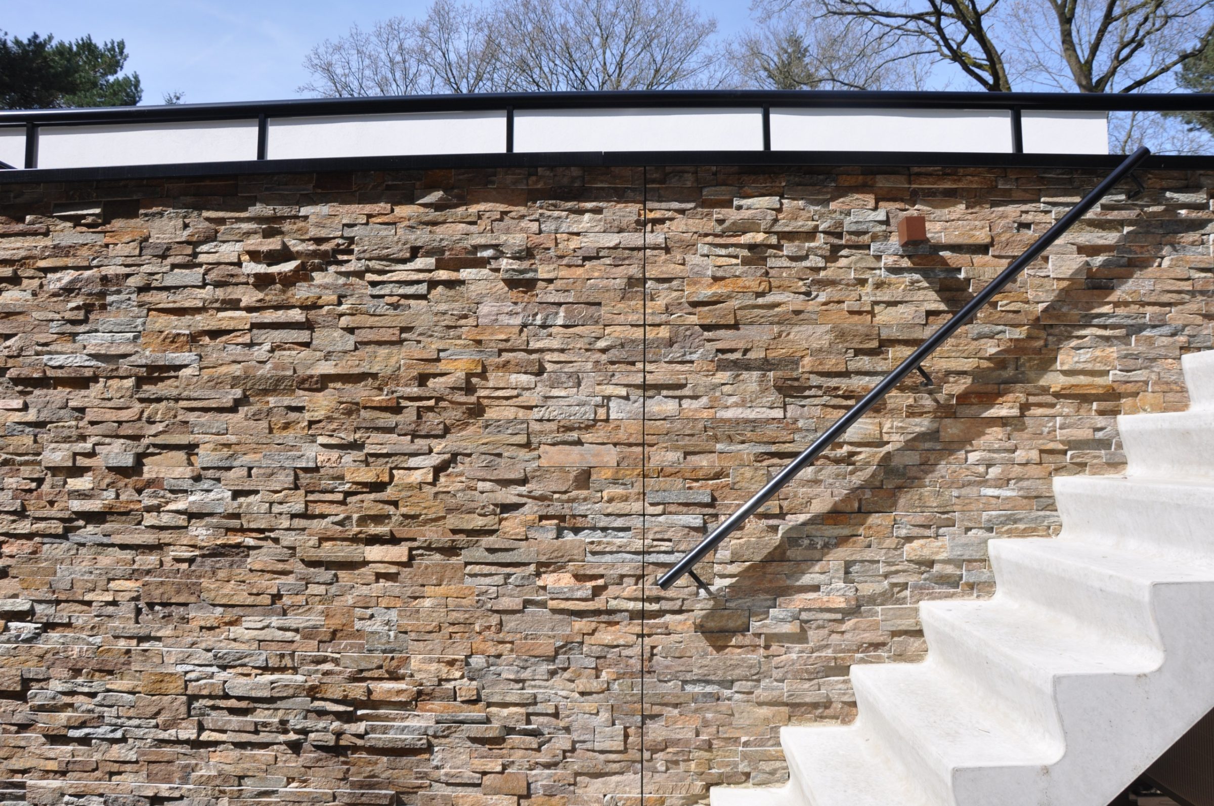 Duurzame woning met stuc en Natuursteenstrips Brons Rustiek Kwartsiet.