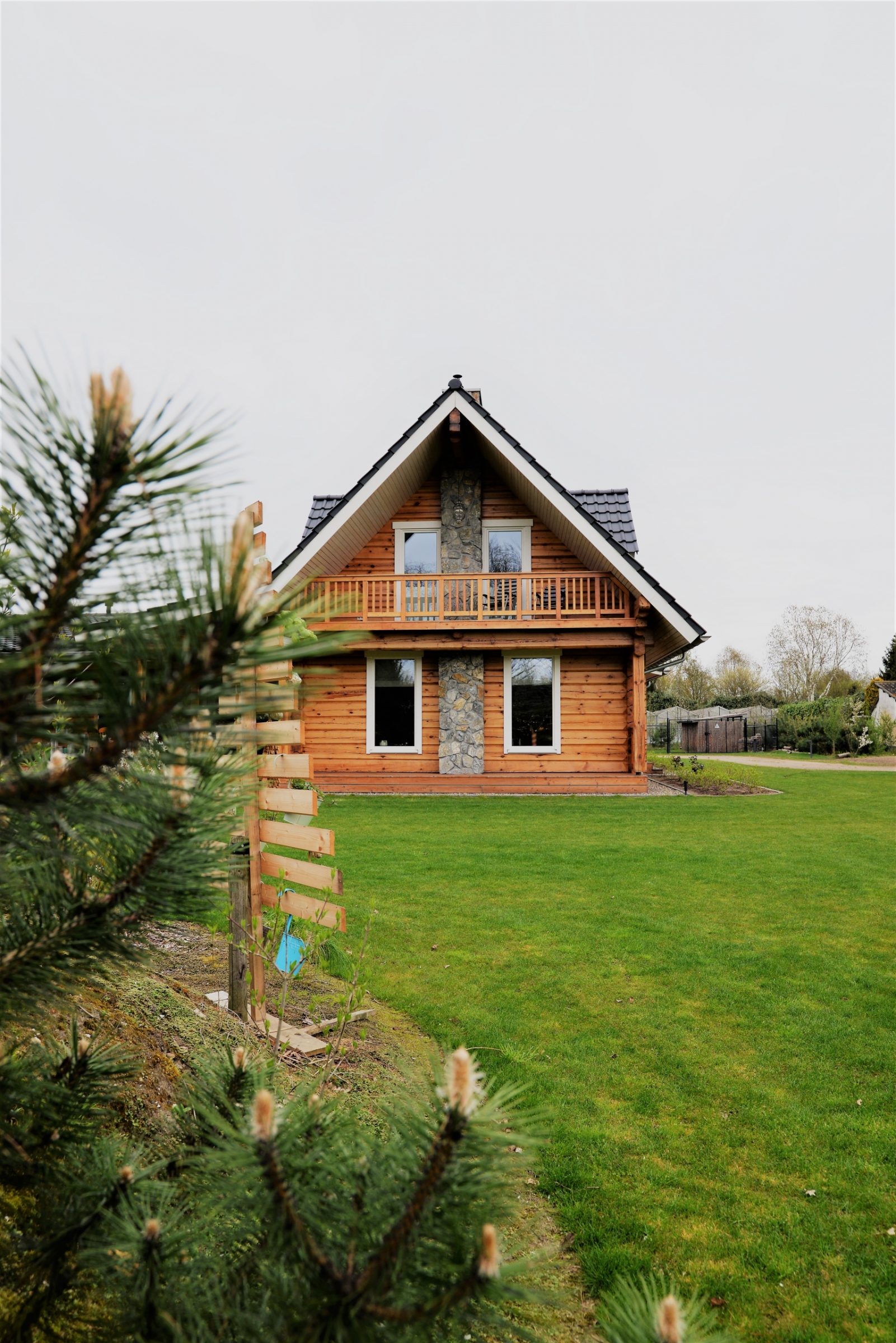 Voorkant houten woning - wanddecoratie met Natuursteenstrips Rocks.