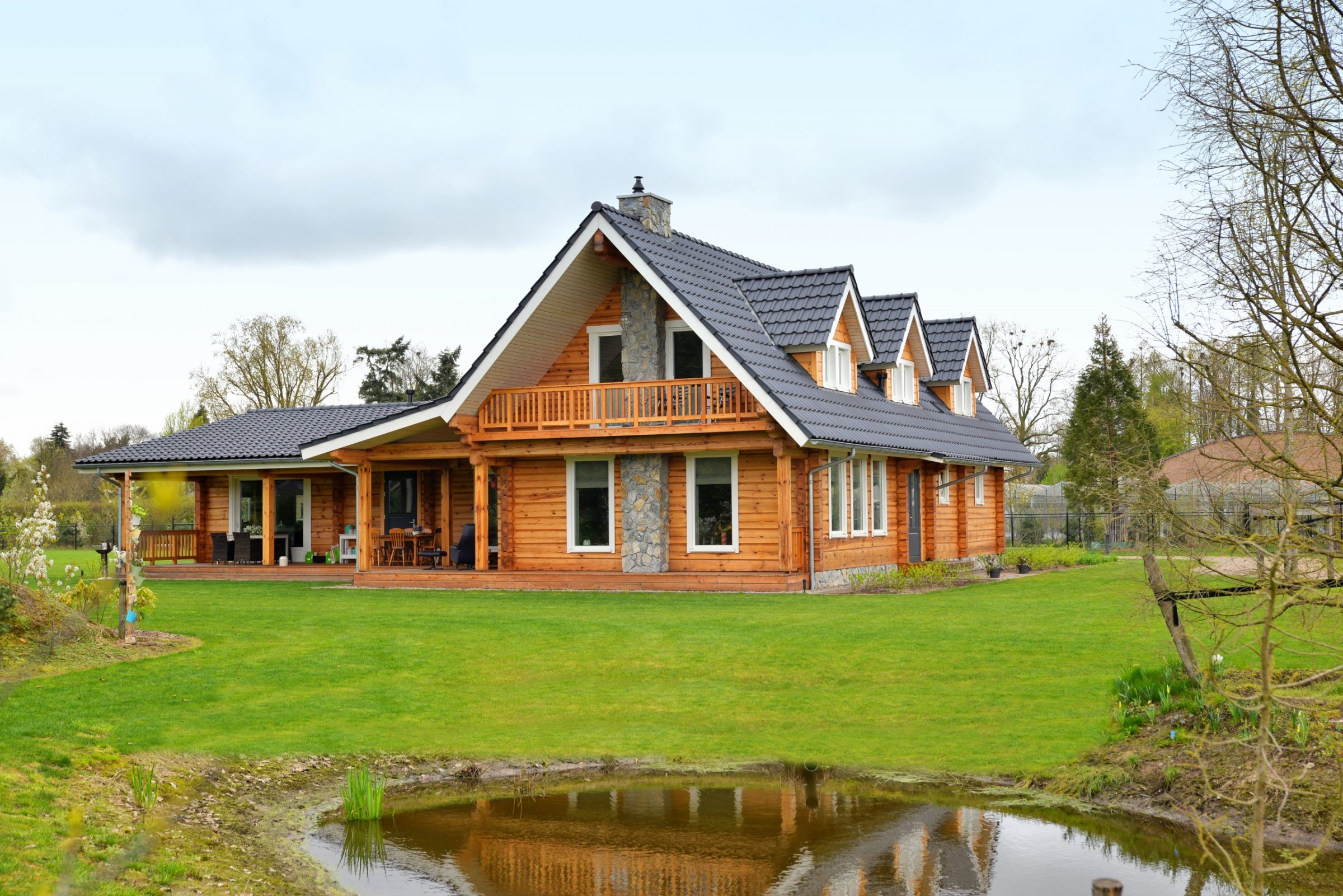 Houten woning met Natuursteenstrips op de schoorsteen.