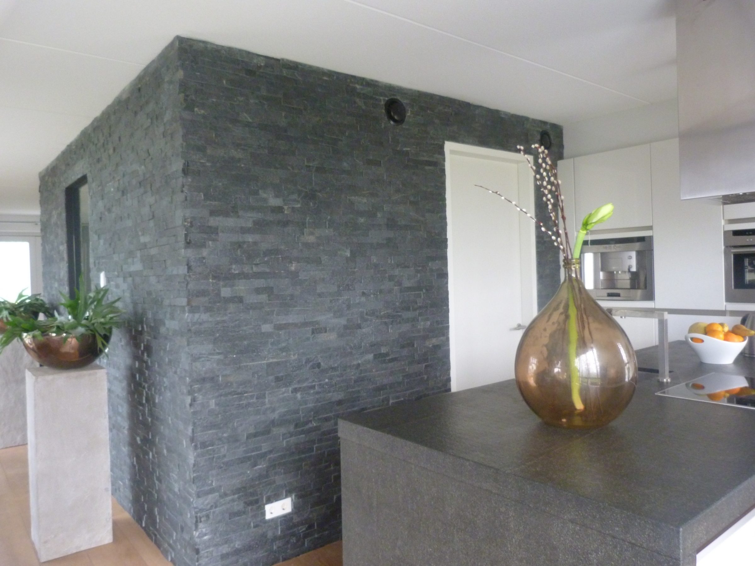 Natuursteenstrips kamerwand. Type Zwart Kwartsiet.