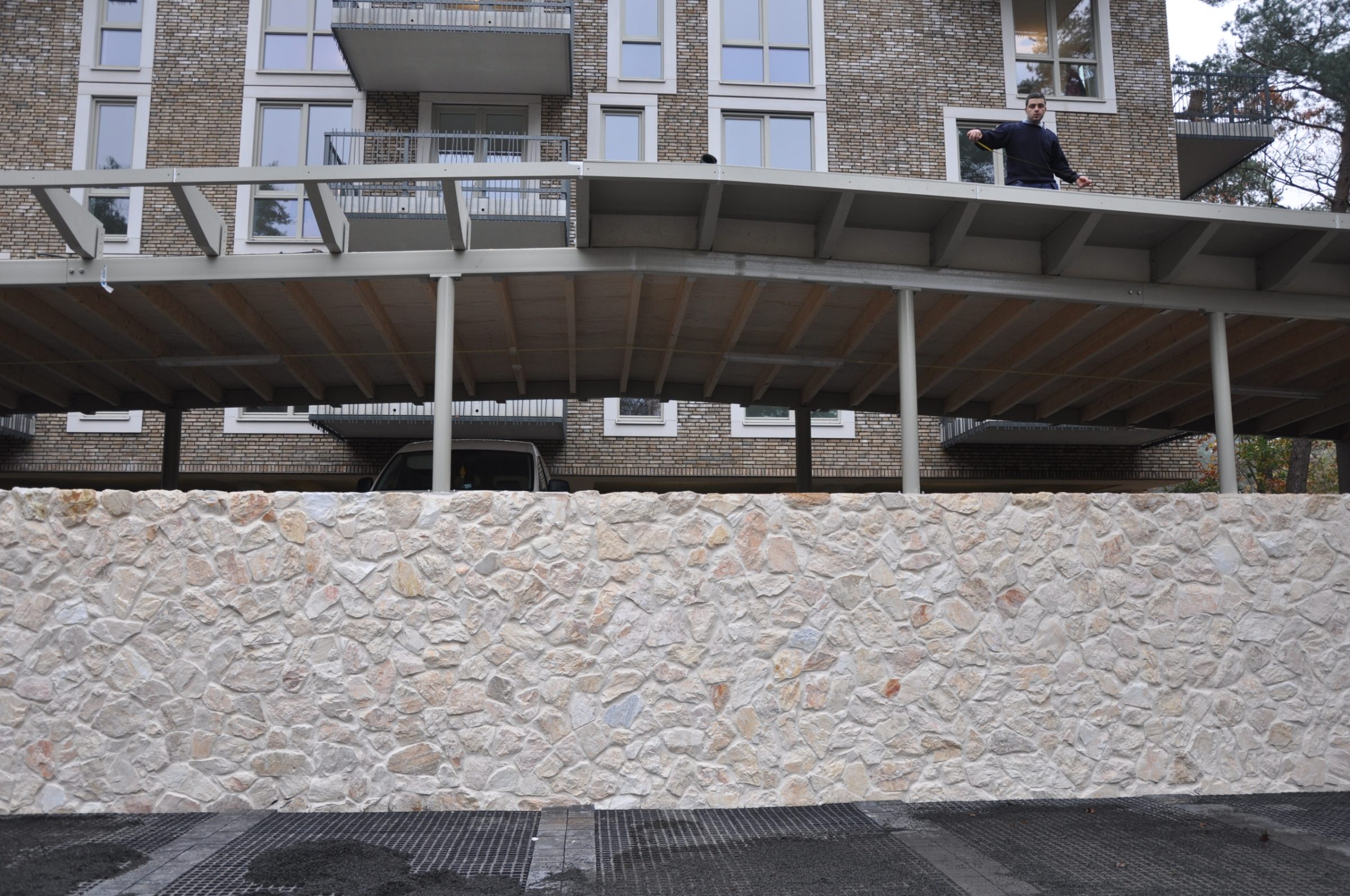Rocks Melan, Appartementen gebouw Kerckebosch - Natuurstenen muur.
 