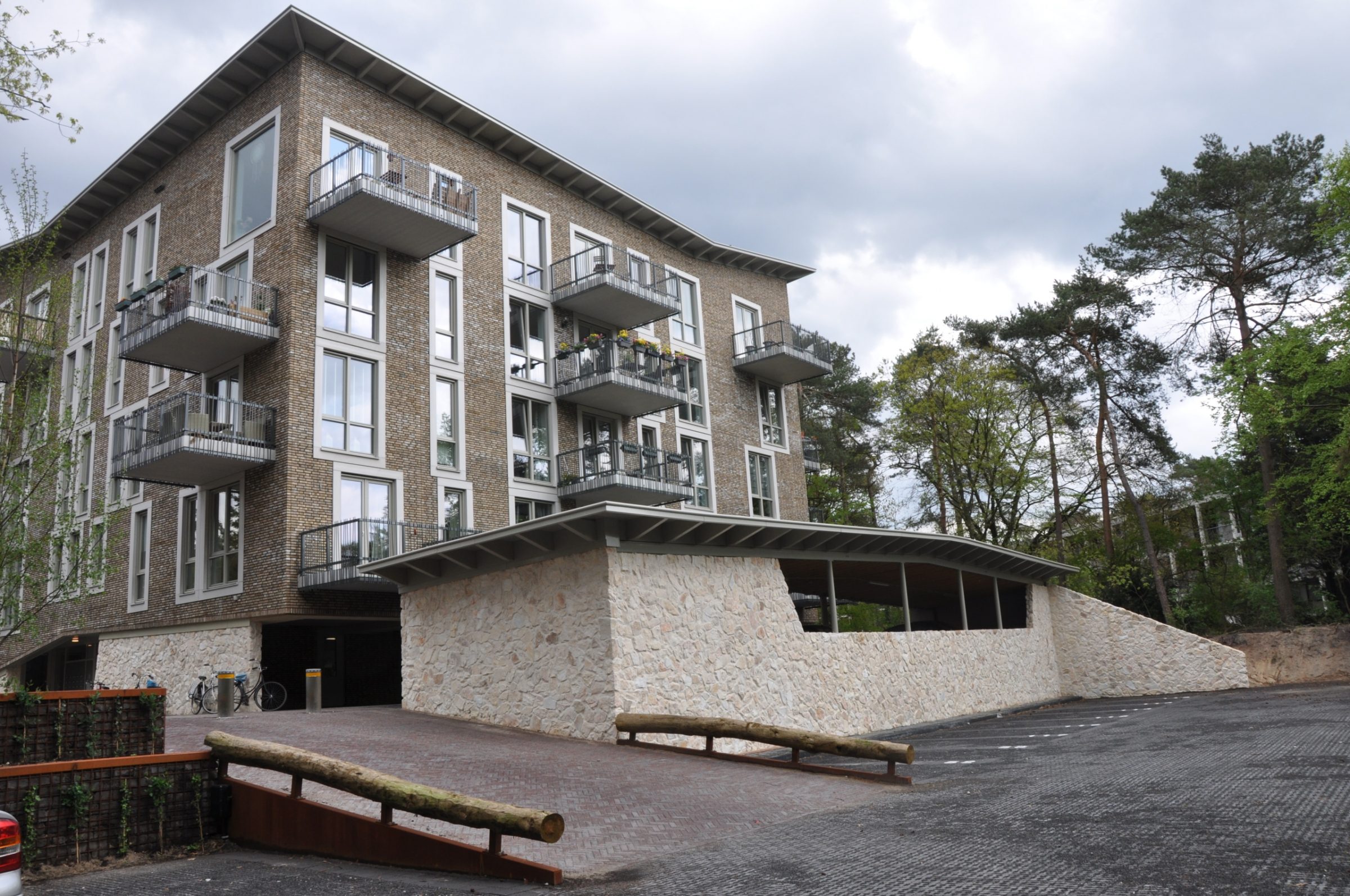 Rocks Melan bij appartementengebouw Kerkebosch, Natuurstenen plint.