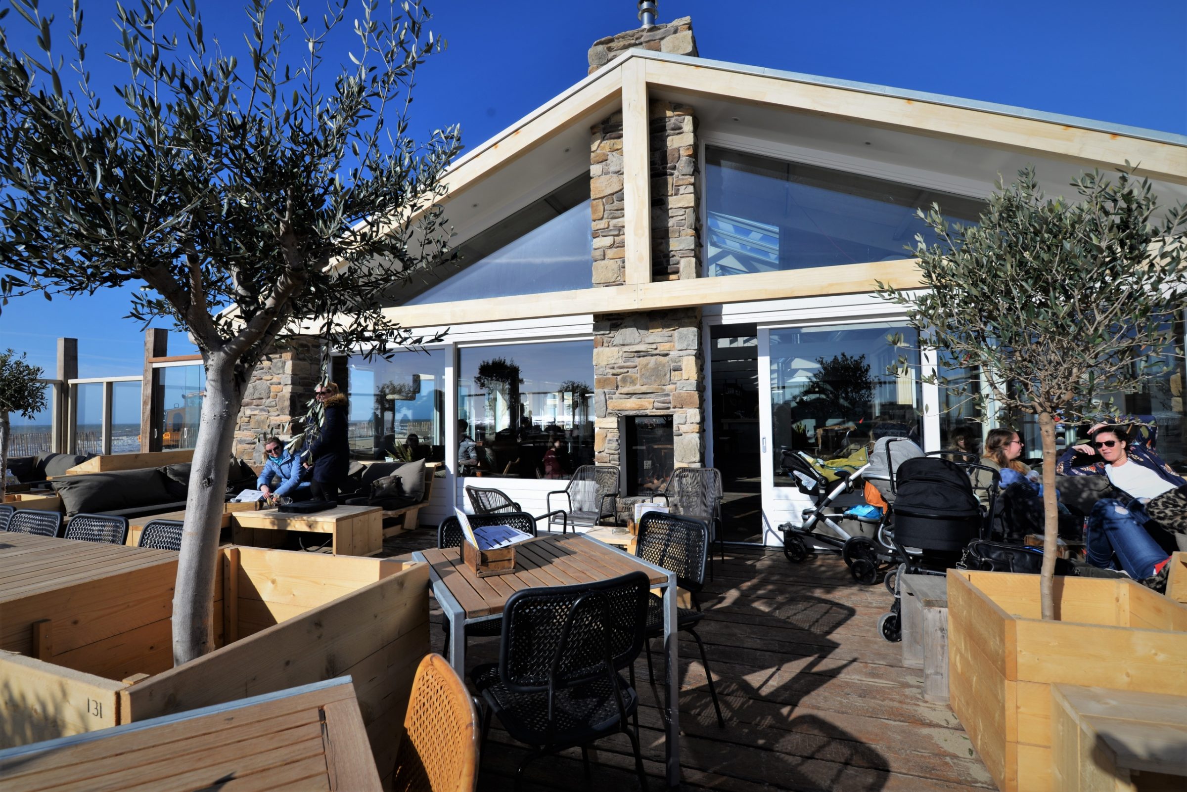 De sfeer van Natuurstenen aan zee. Geopietra Steenstrips Versilia