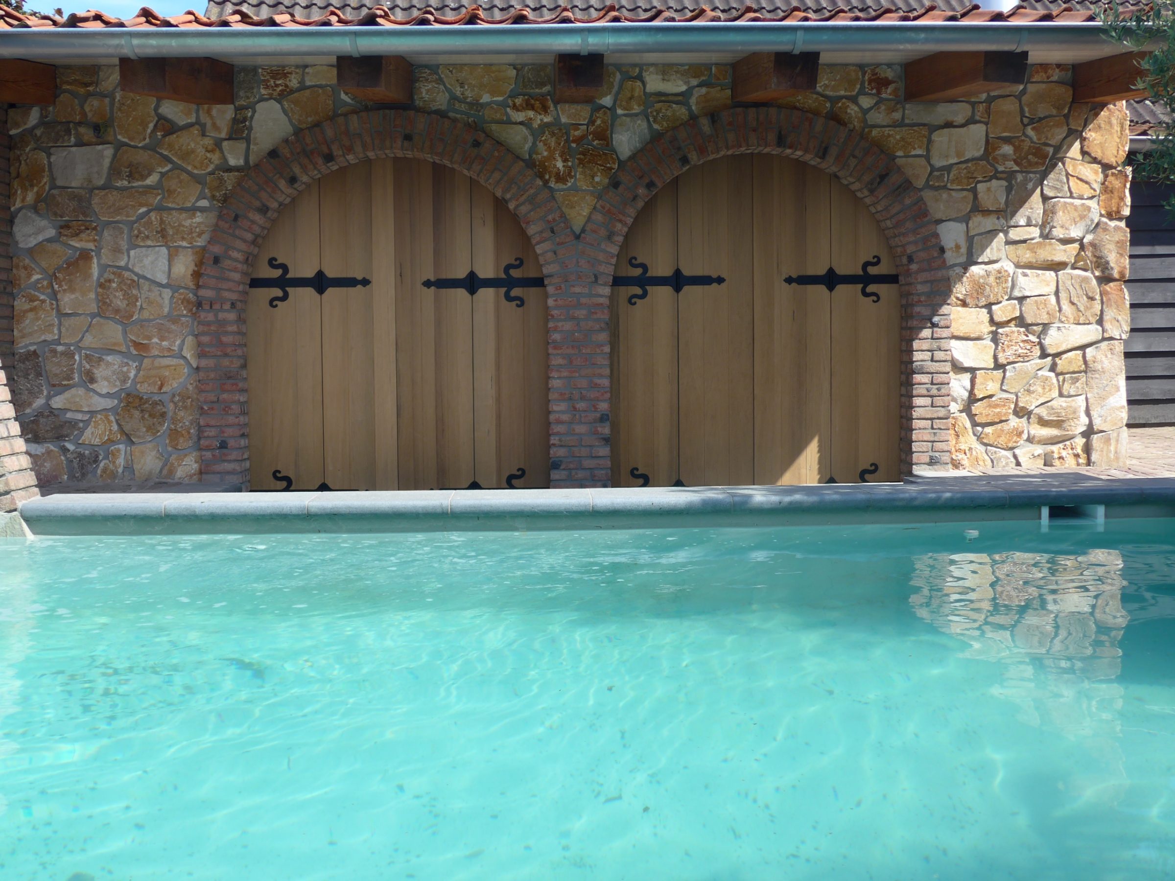 Rocks Pepe toegepast bij poolhouse - Natuursteen met een Mediterrane uitstraling zoals je het zou kunnen tegenkomen in Spanje of Itali&euml;.