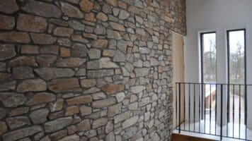 Natuurstenen muren in huis | Realisatie: Bouwbedrijf J. Timmers