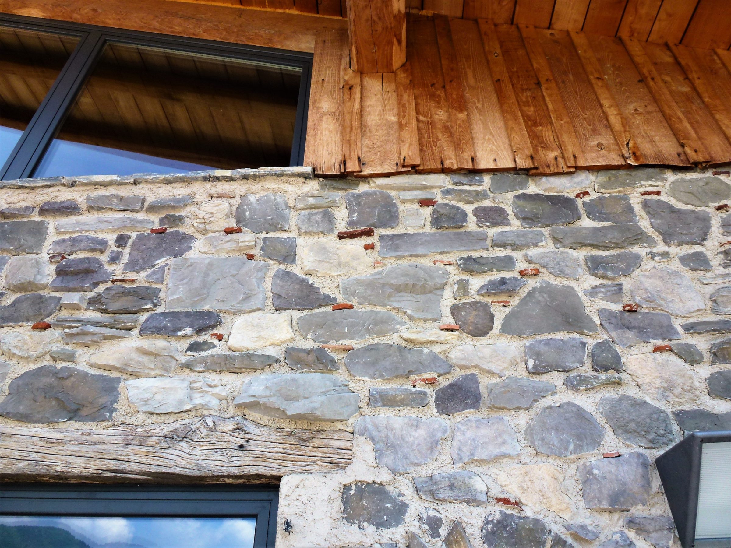 Natuurstenen muren op de wand
