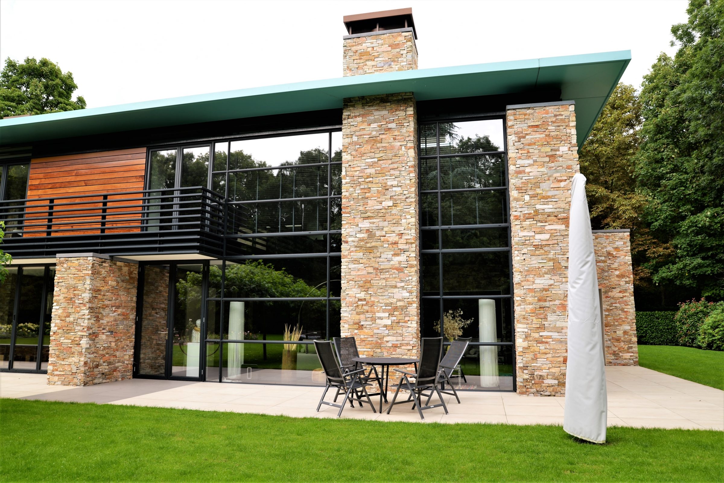 Natuurstenen muren moderne woning.