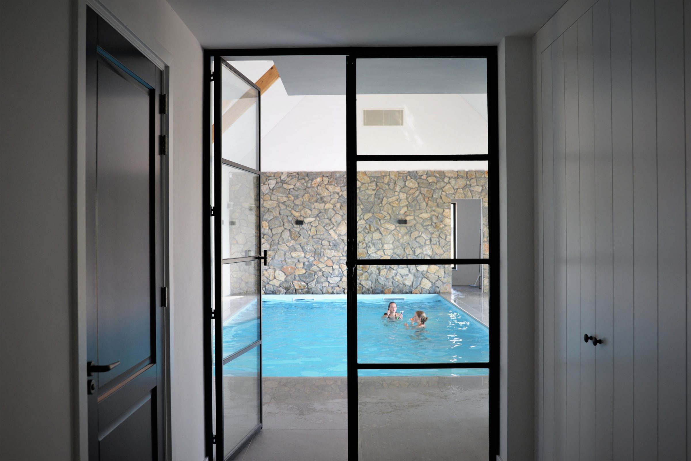 Natuurstenen muren - zwembad. Ontwerp Jestyle Interieur.