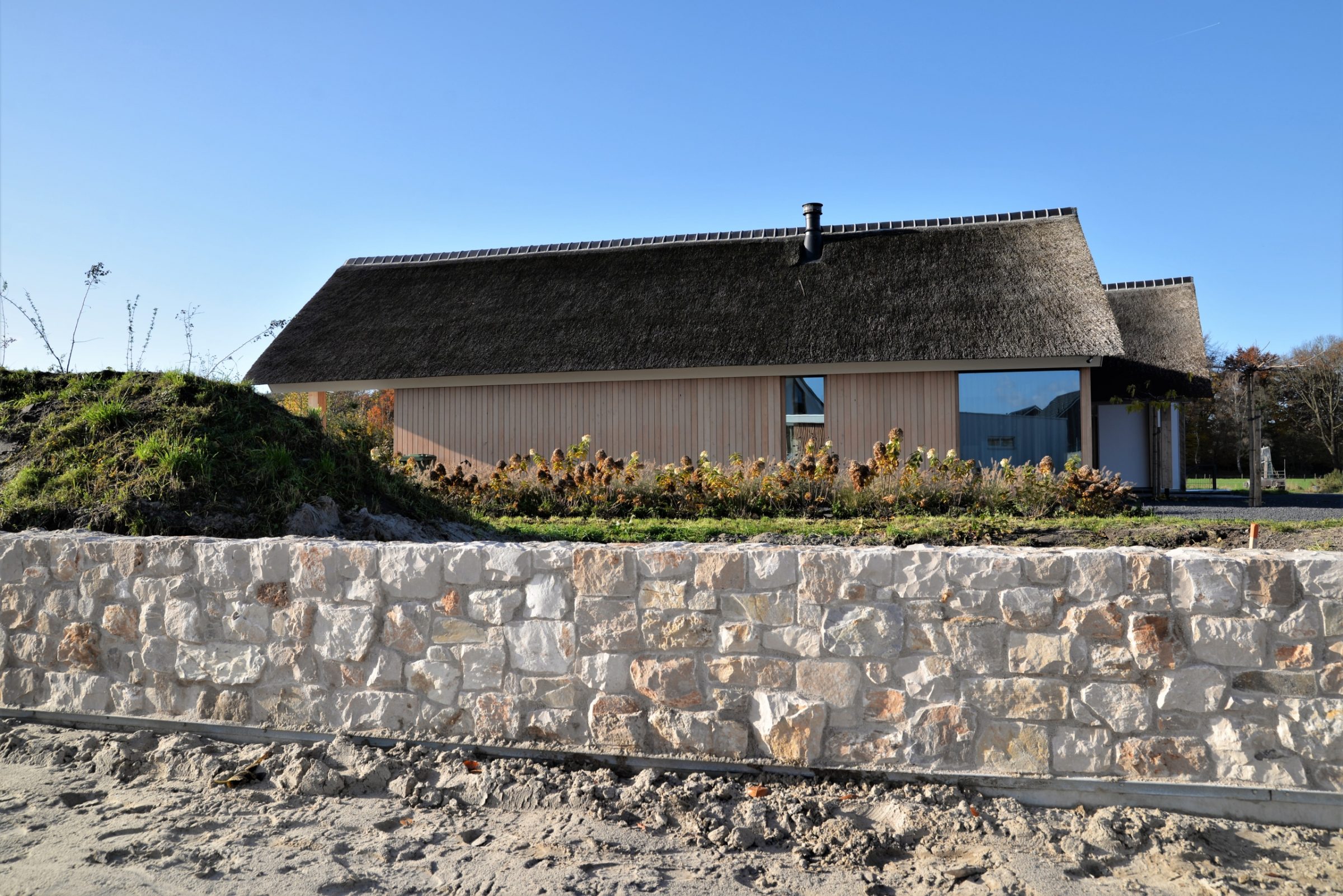 Natuurstenen muur brug.